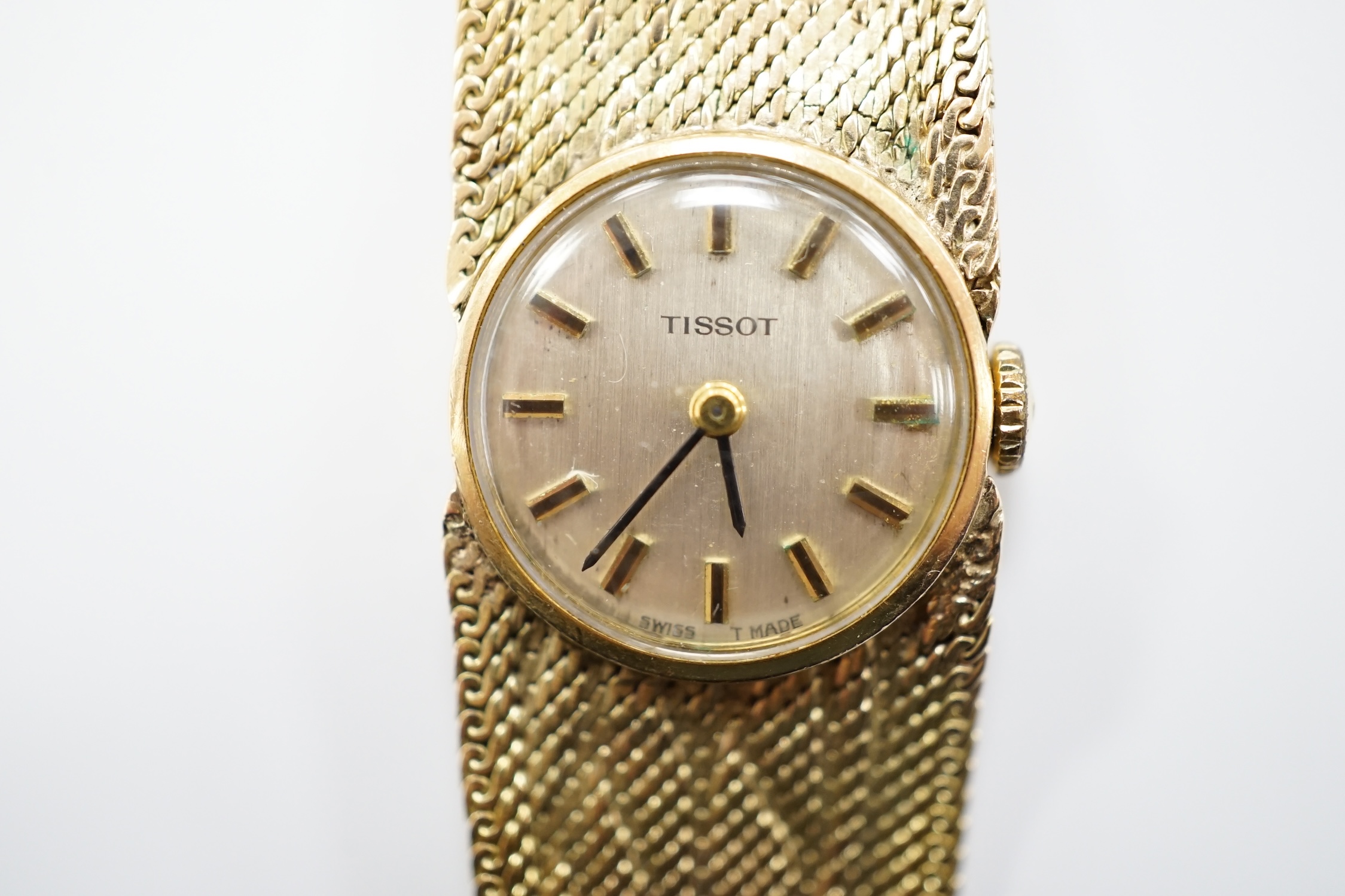 A lady's 9ct gold Tissot manual wind wrist watch, on a 9ct bracelet, 16cm, gross weight 27.9 grams. - Bild 2 aus 5