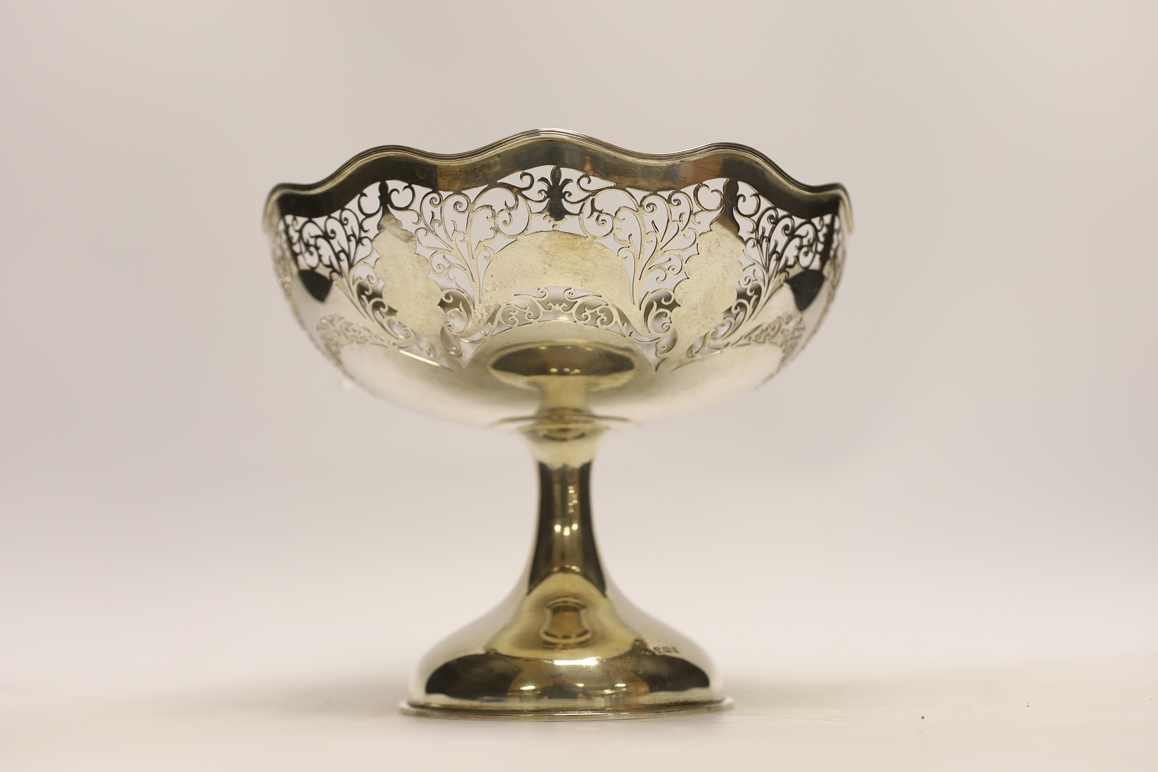 A George V pierced pedestal bowl, Henry Moreton, Birmingham, 1913, diameter 20.2cm, 15.1oz. - Image 2 of 3