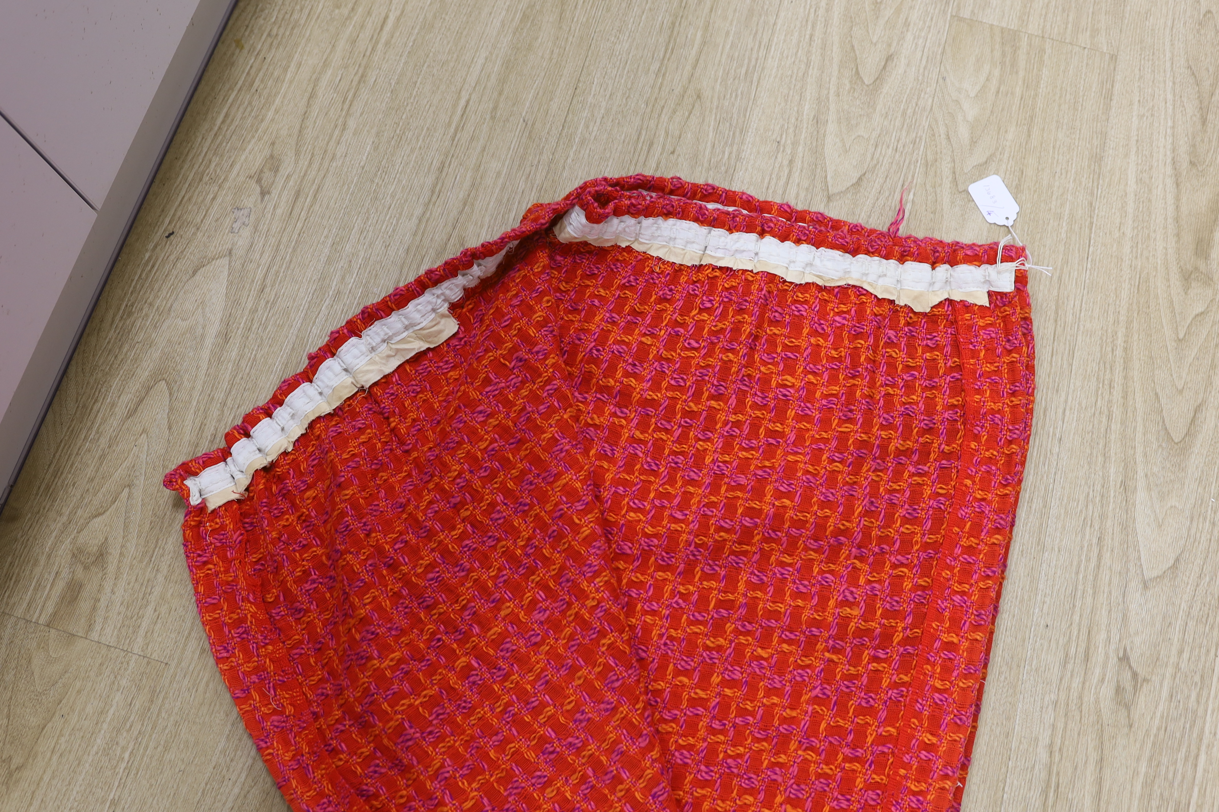 An unusual woven 1960's curtain in orange, pink and purple wools in a square overall pattern - Bild 5 aus 5