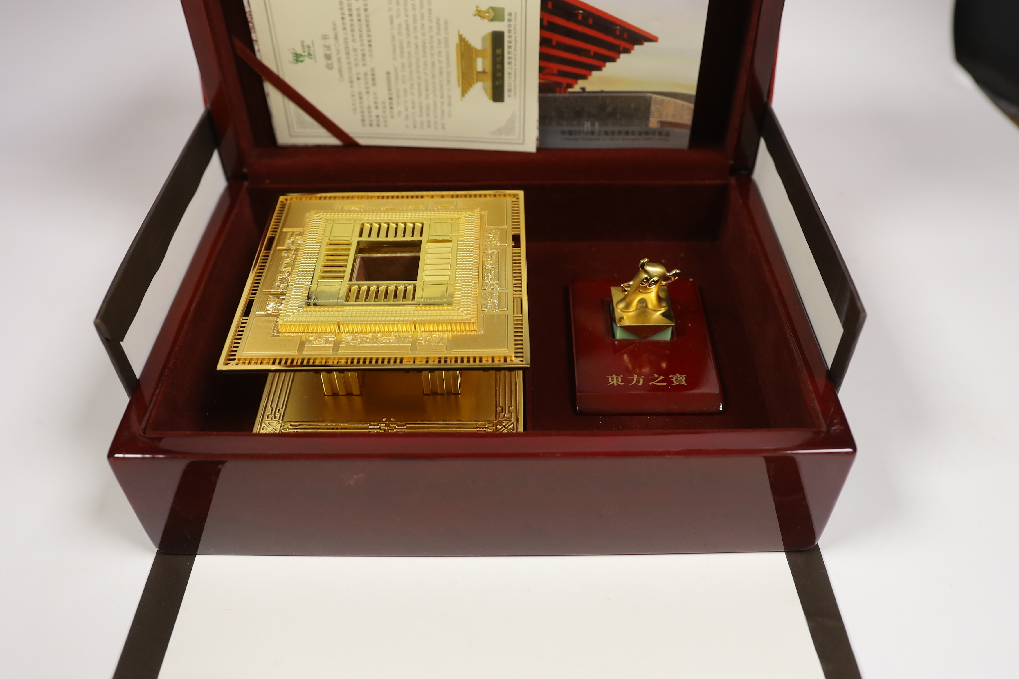 A cased Chinese Shanghai Expo 2010 model in gilt metal, 10cm high - Image 2 of 3