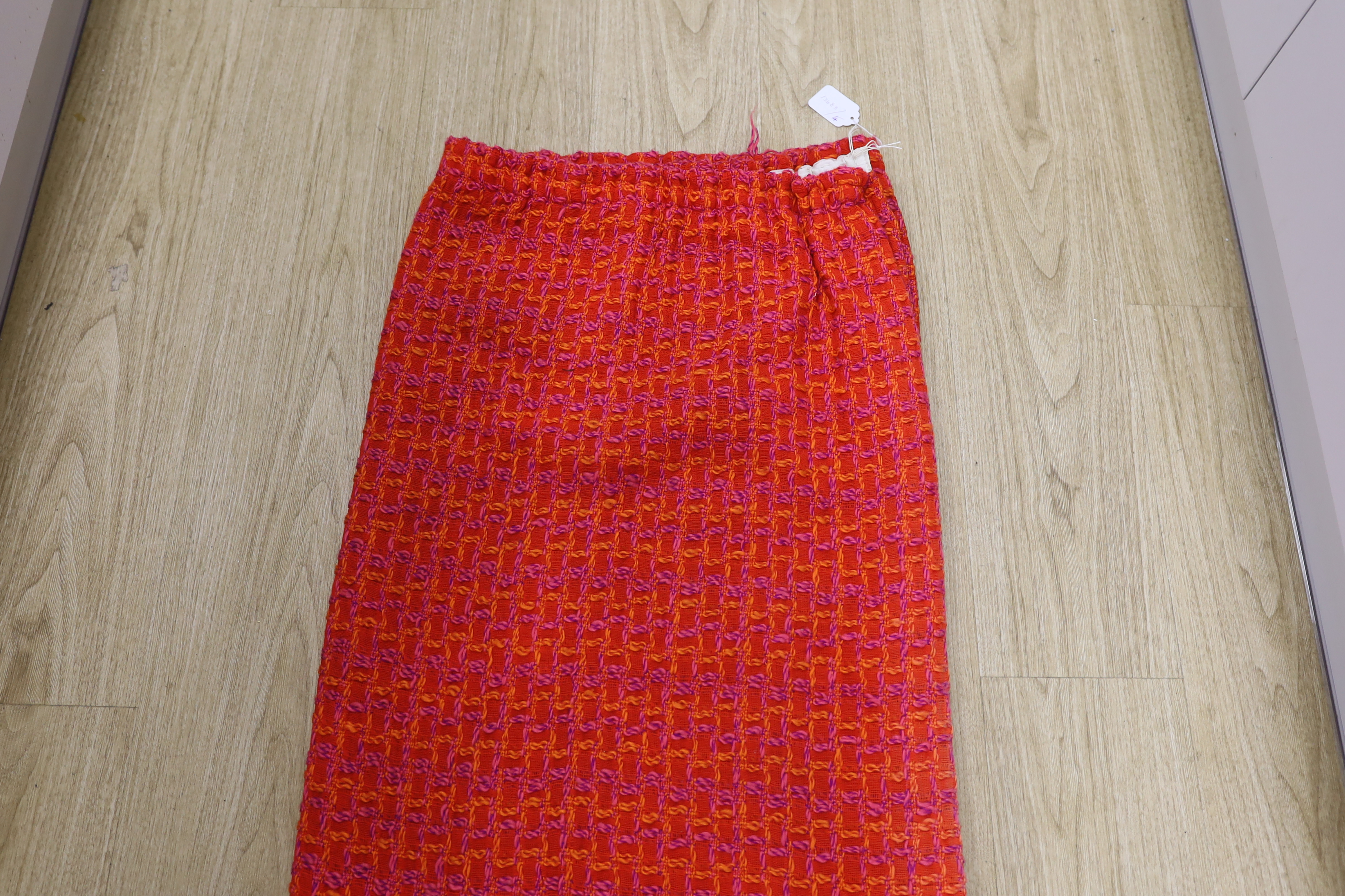 An unusual woven 1960's curtain in orange, pink and purple wools in a square overall pattern - Bild 4 aus 5