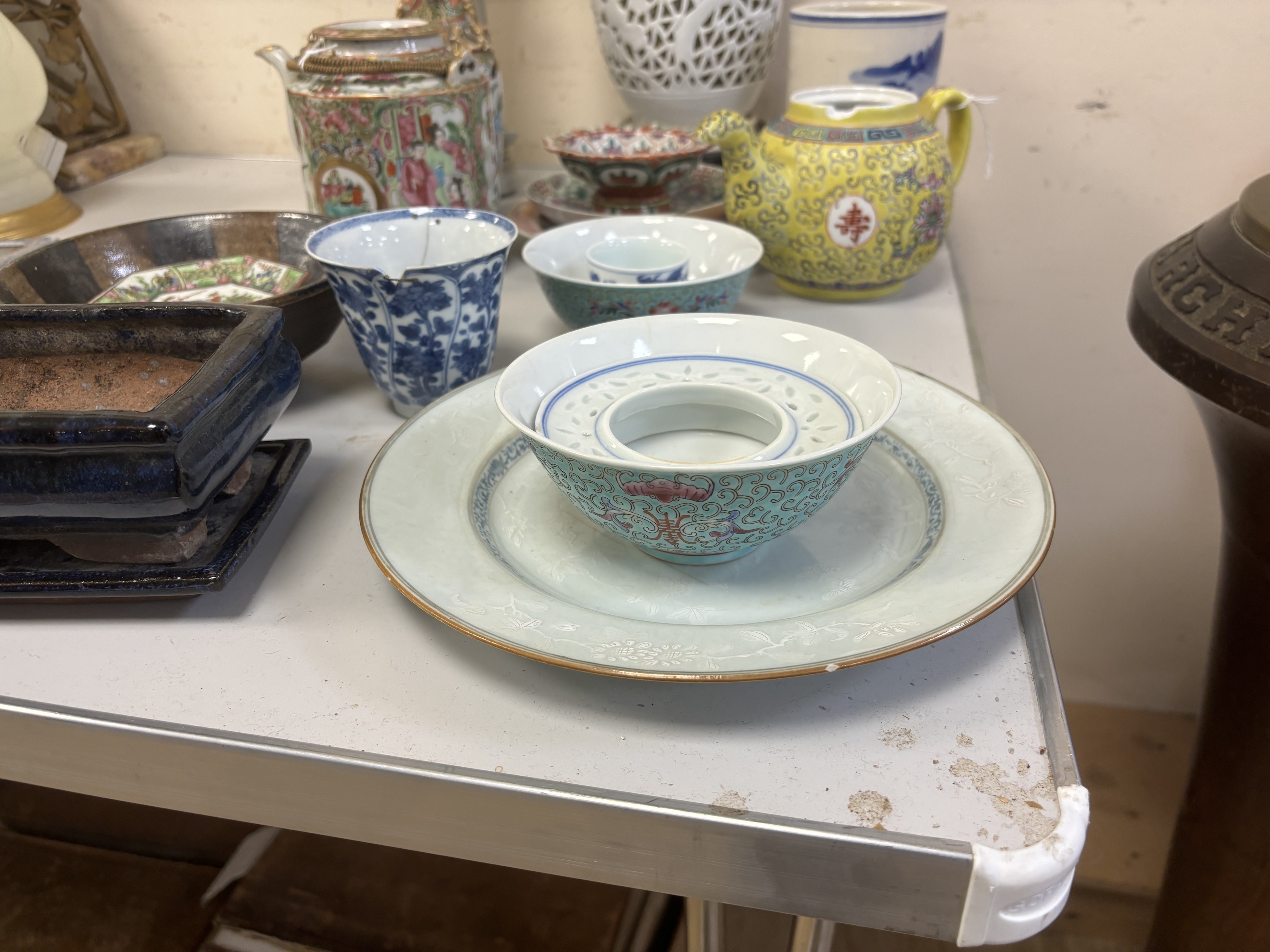 Various Chinese ceramics including some Meiji items; a teapot, 13.5cm, three small dishes and a - Bild 2 aus 6