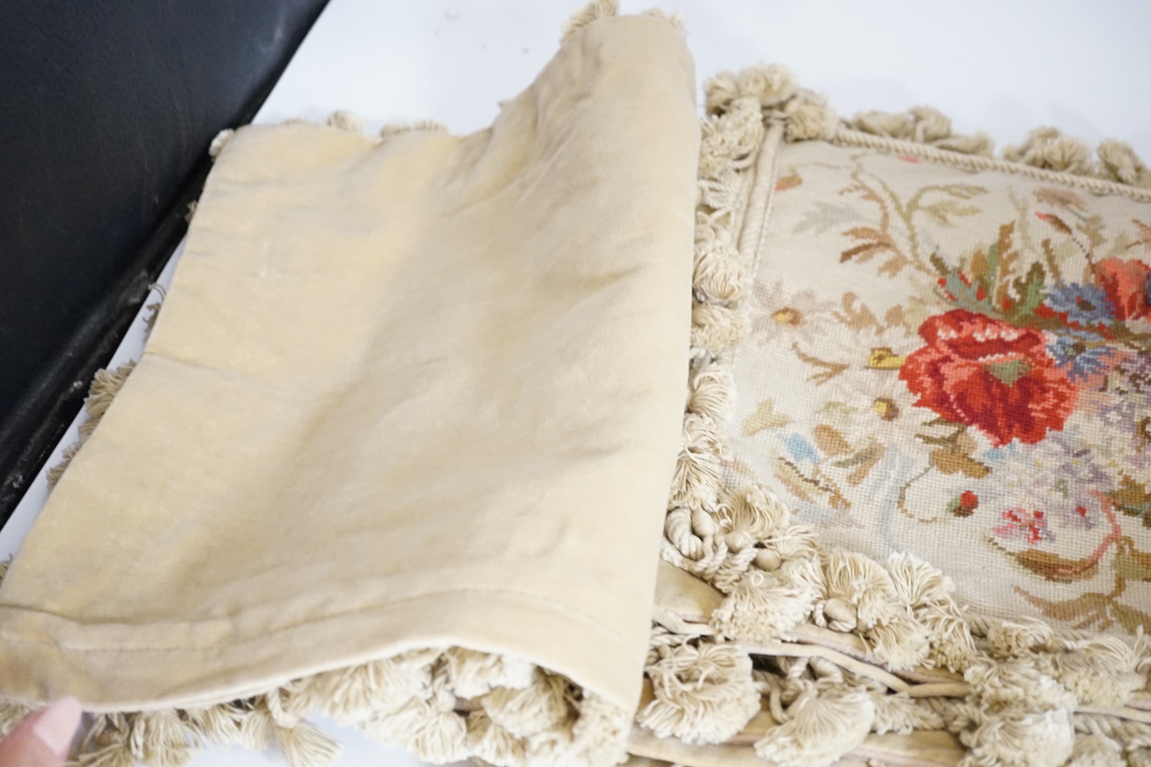 Five square wool worked cushion covers designed with wild flowers, bordered with tasselled braiding - Bild 3 aus 3