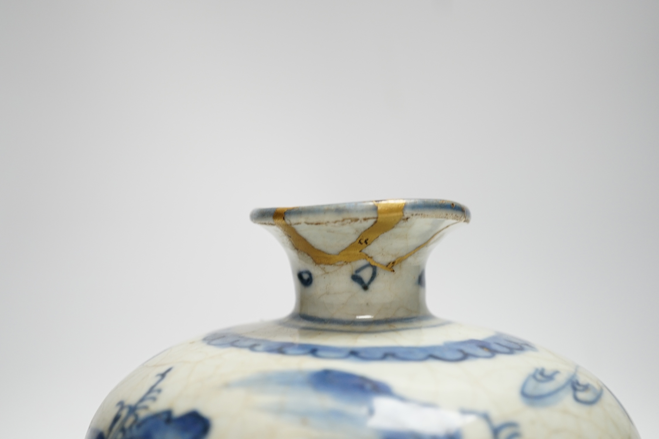 A Chinese late Ming blue and white jar, 14cm - Image 2 of 4