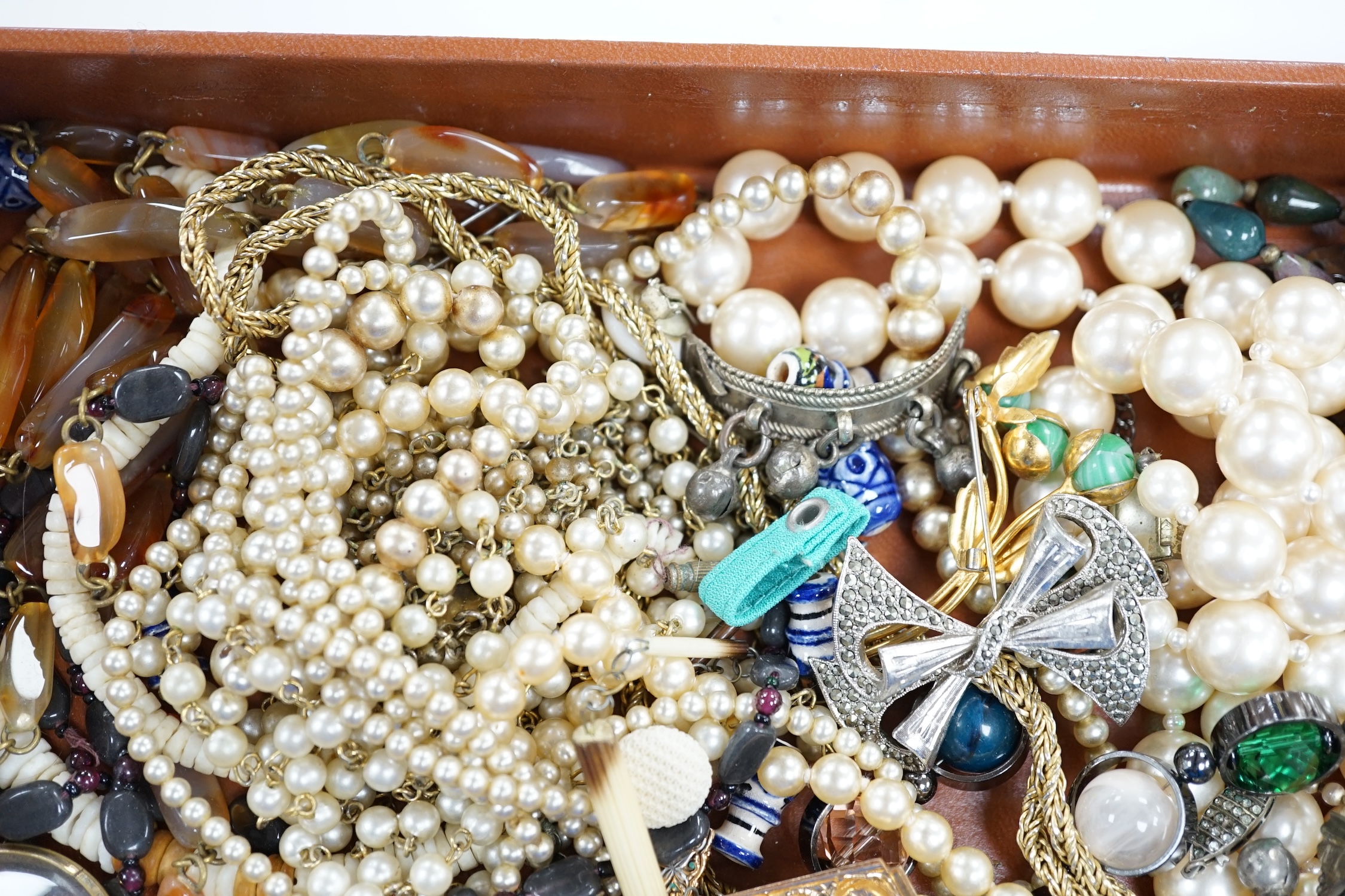 A quantity of assorted costume jewellery, including agate necklace and yellow metal and seed pearl - Image 7 of 7