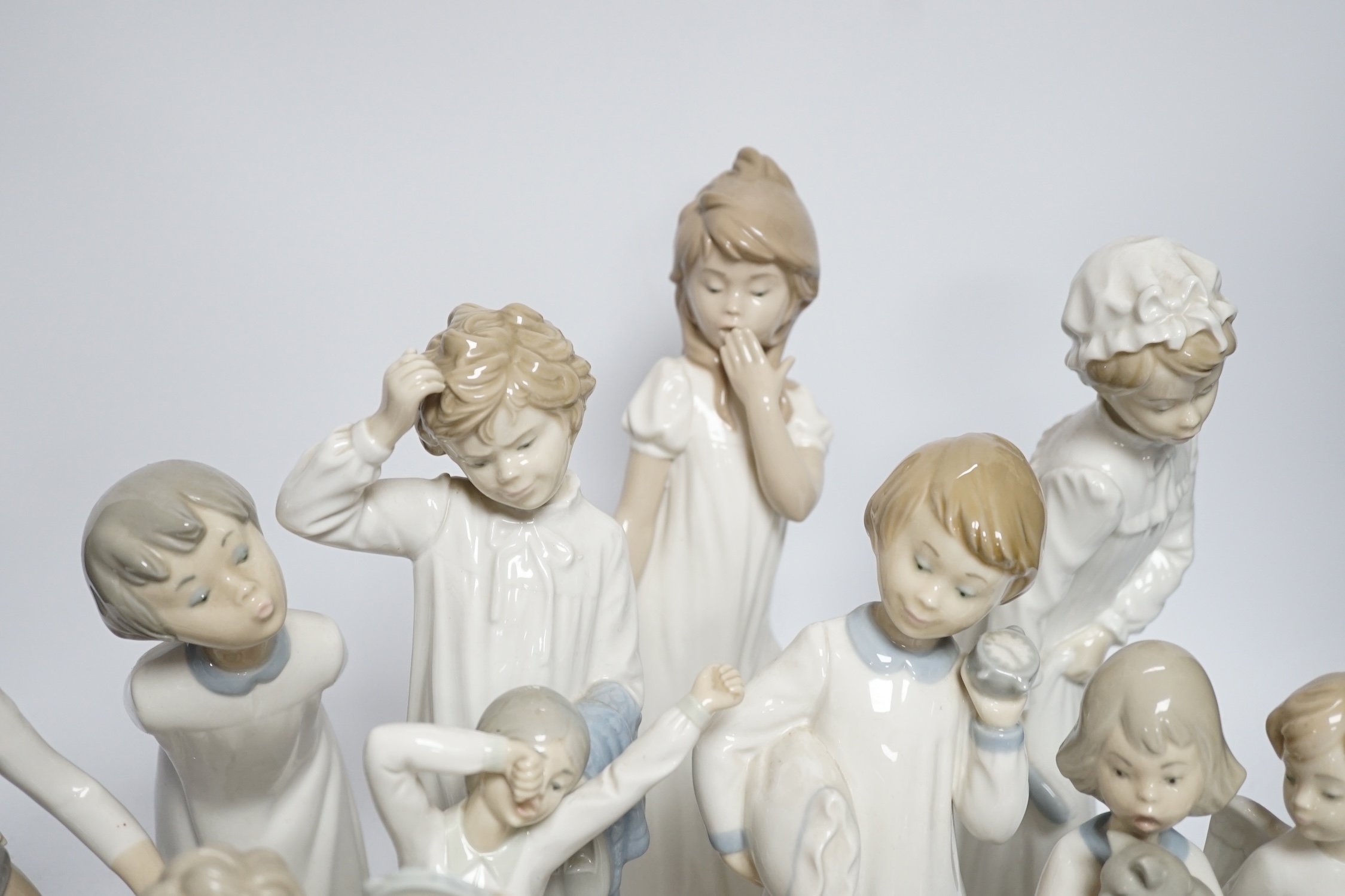 A group of various Lladro figures (16 + plaque) - Image 7 of 7