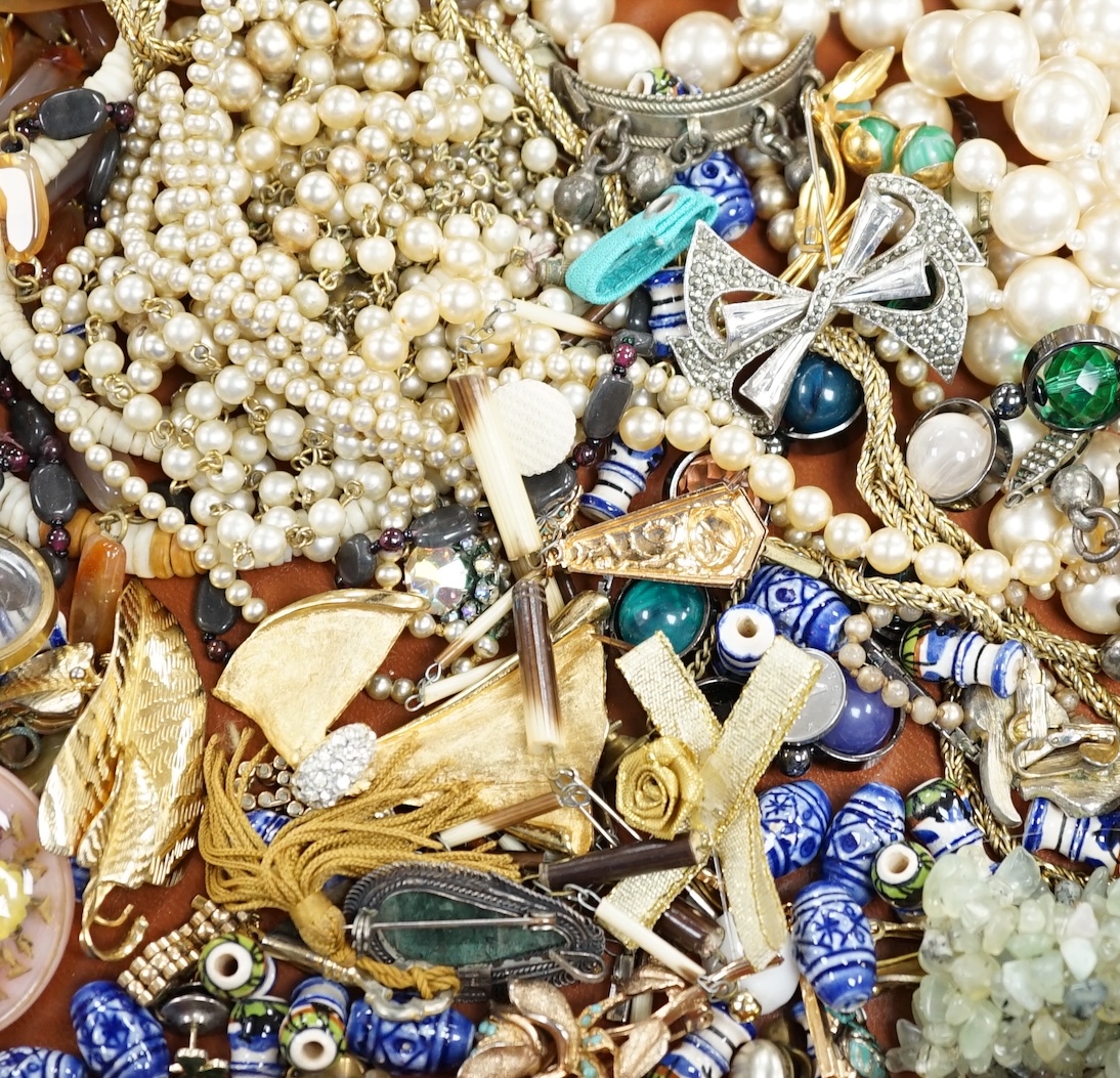 A quantity of assorted costume jewellery, including agate necklace and yellow metal and seed pearl