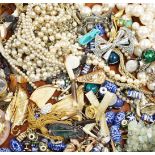 A quantity of assorted costume jewellery, including agate necklace and yellow metal and seed pearl