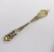 A late 19th/early 20th century Russian 84 zolotnik gilt anointing spoon, with engraved decoration,