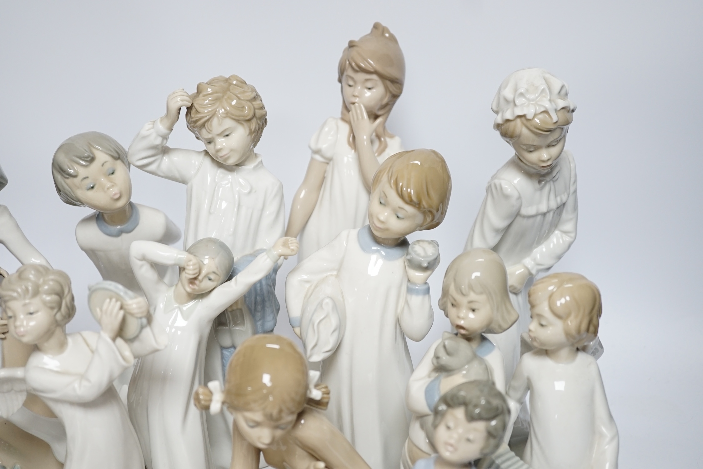 A group of various Lladro figures (16 + plaque) - Image 4 of 7