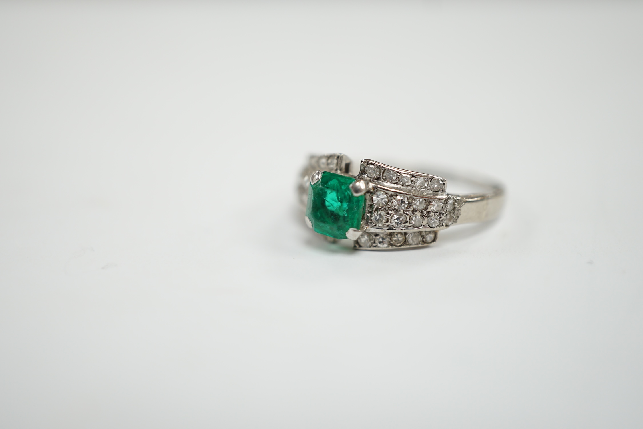 A white metal and octagonal cut emerald set dress ring, with diamond cluster set shoulders, size - Image 2 of 4