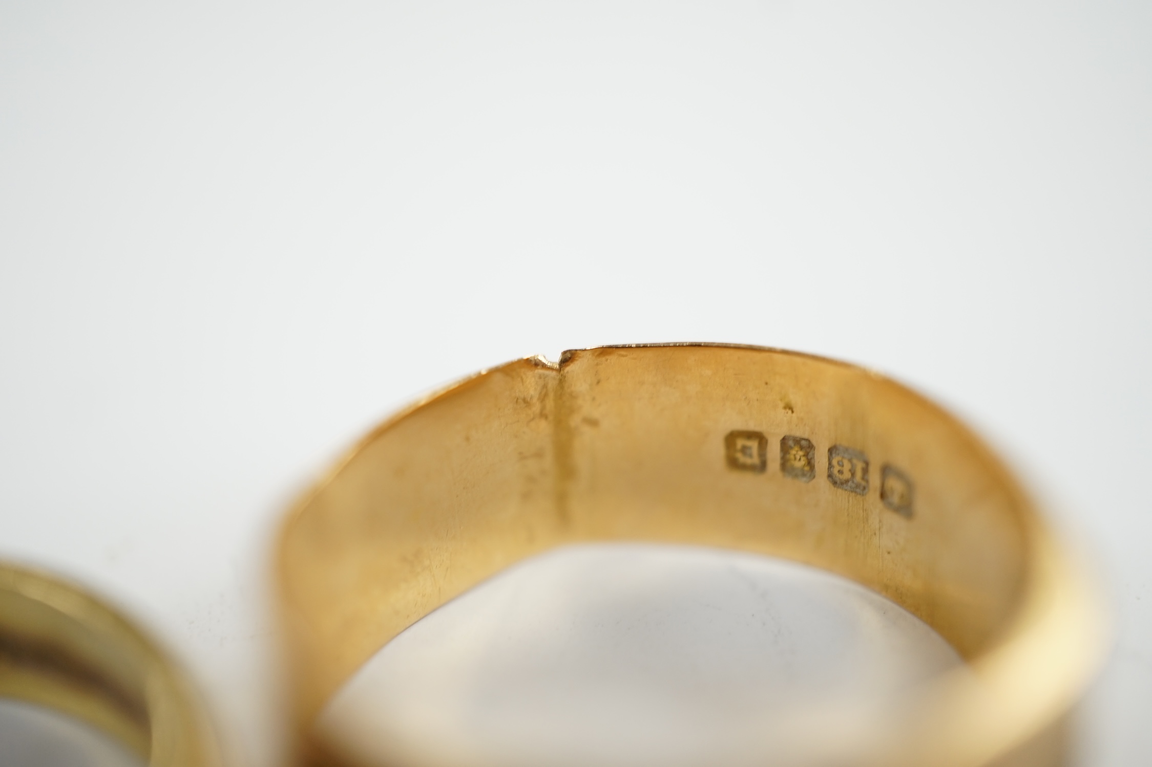 Two 18ct gold wedding bands, one hallmarked for London, 1918, 7.7 grams. - Image 4 of 5