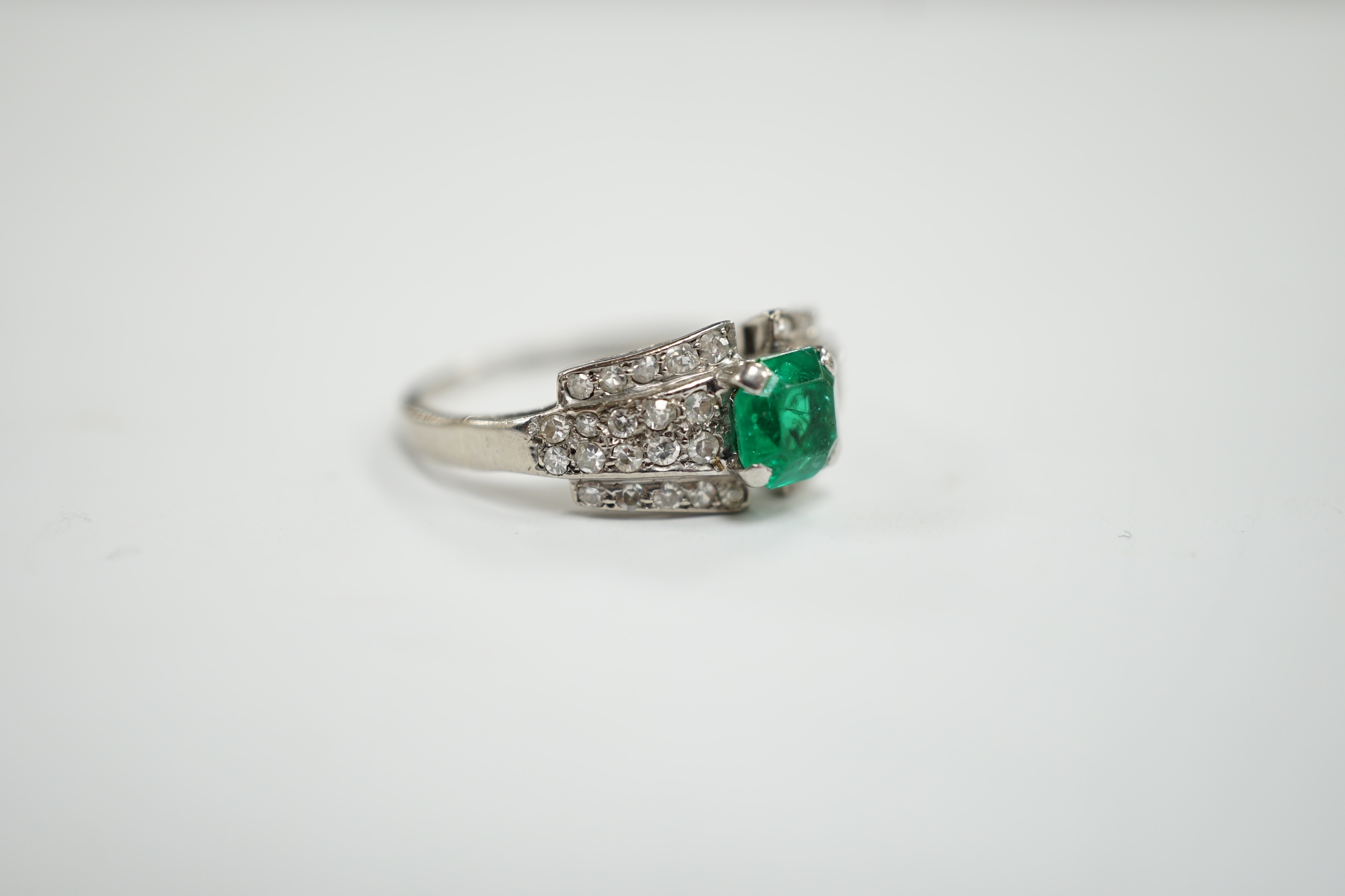 A white metal and octagonal cut emerald set dress ring, with diamond cluster set shoulders, size - Image 3 of 4