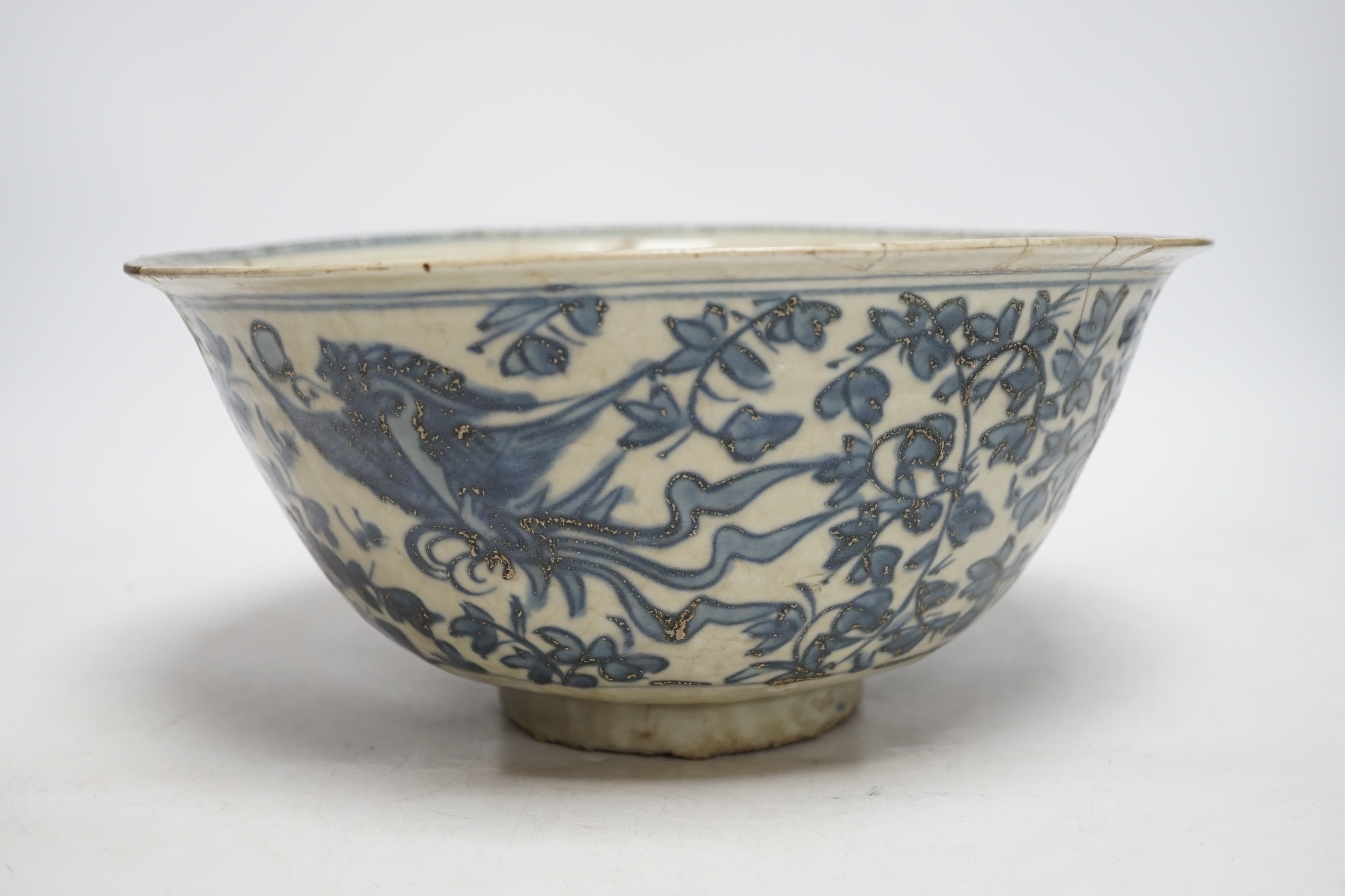 A Chinese Swatow blue and white basin, 16th / 17th century, 28cm diameter - Image 2 of 6