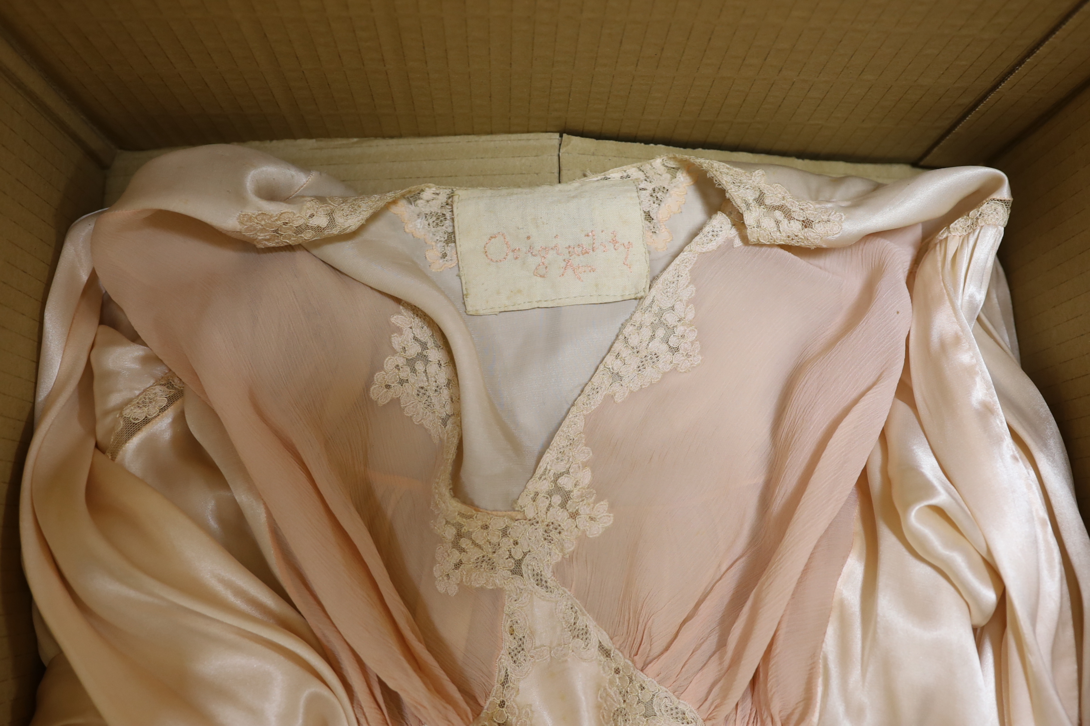 A 1940's pink satin, chiffon and lace inserted blouse - Image 2 of 2