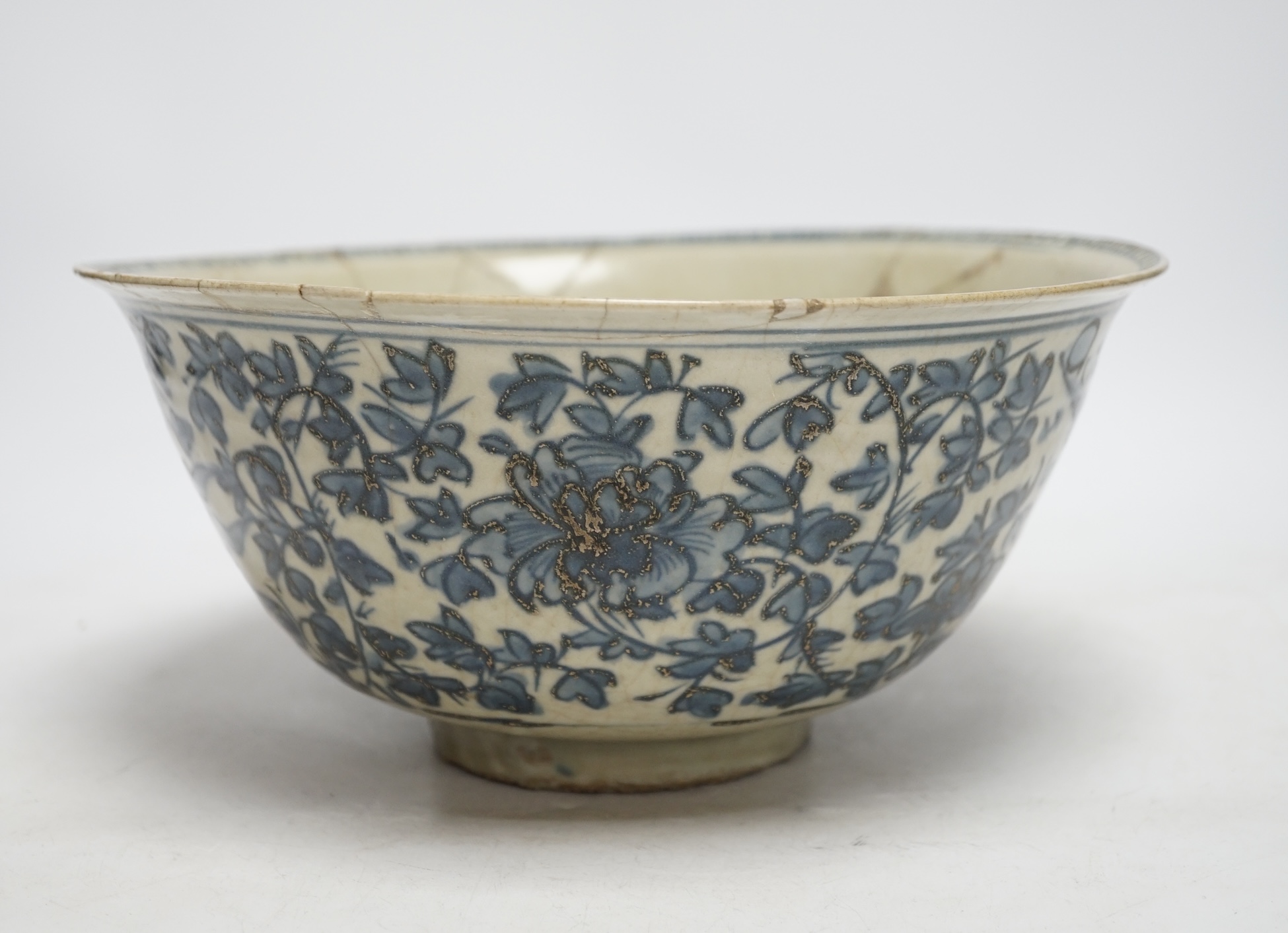 A Chinese Swatow blue and white basin, 16th / 17th century, 28cm diameter
