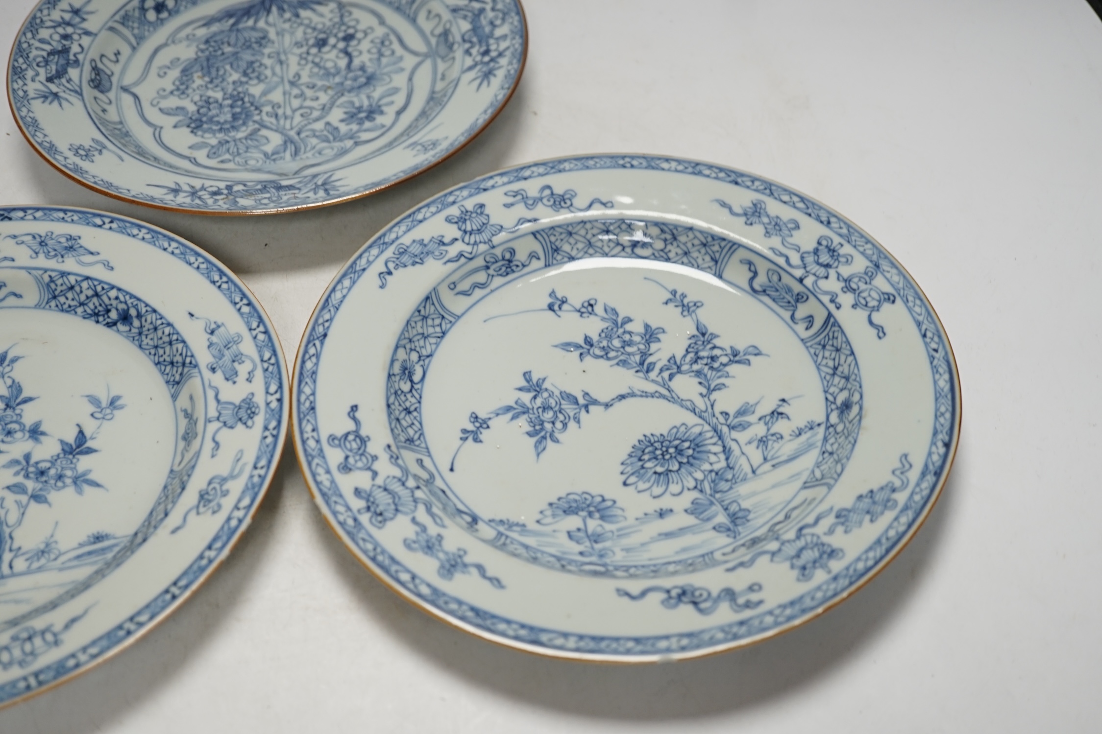Three Chinese blue and white plates, Yongzheng-Qianlong, 23cm diameter - Image 4 of 5