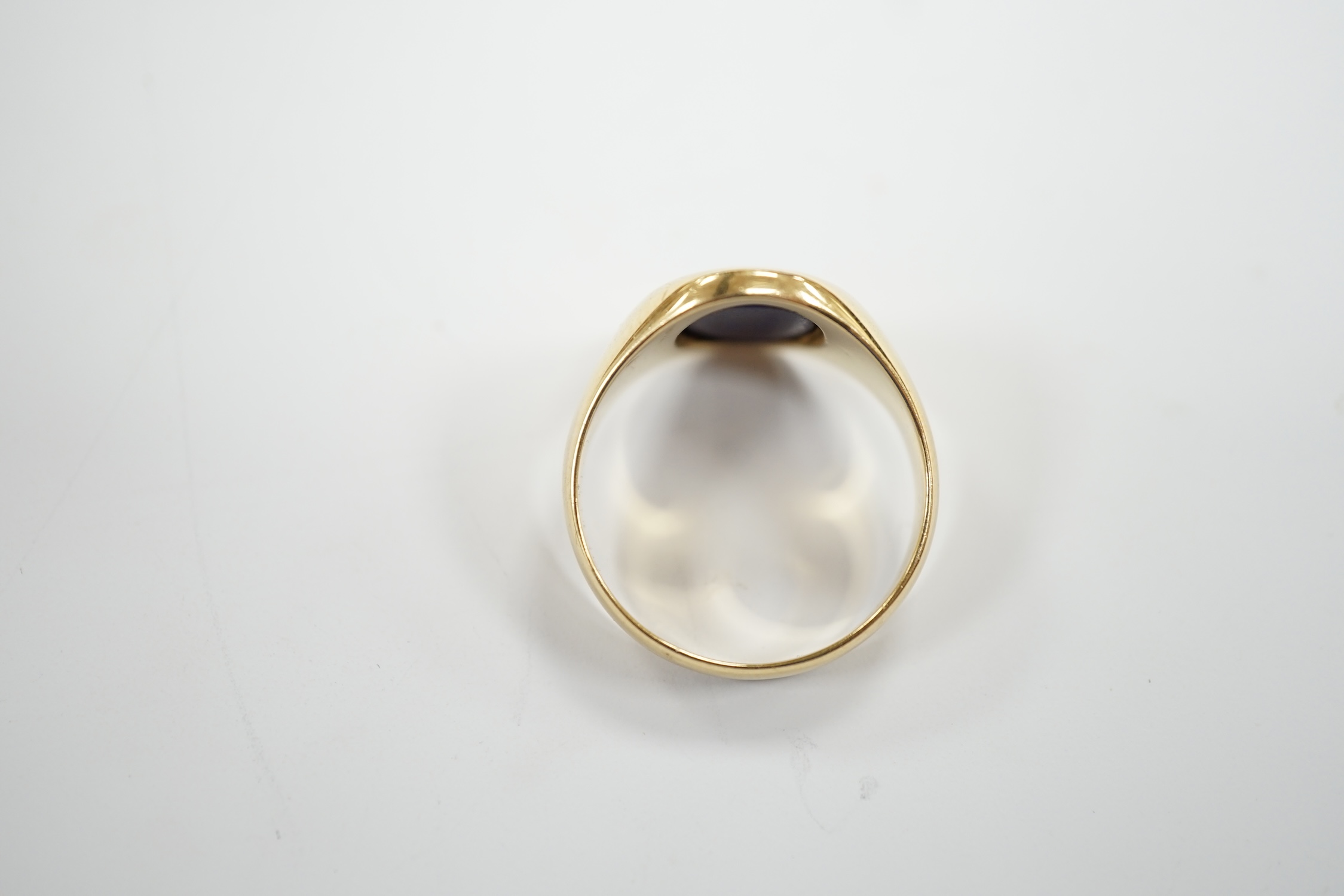 A George V 18ct gold and oval lapis lazuli set signet ring, hallmarked for Chester, 1915, size U, - Image 3 of 4