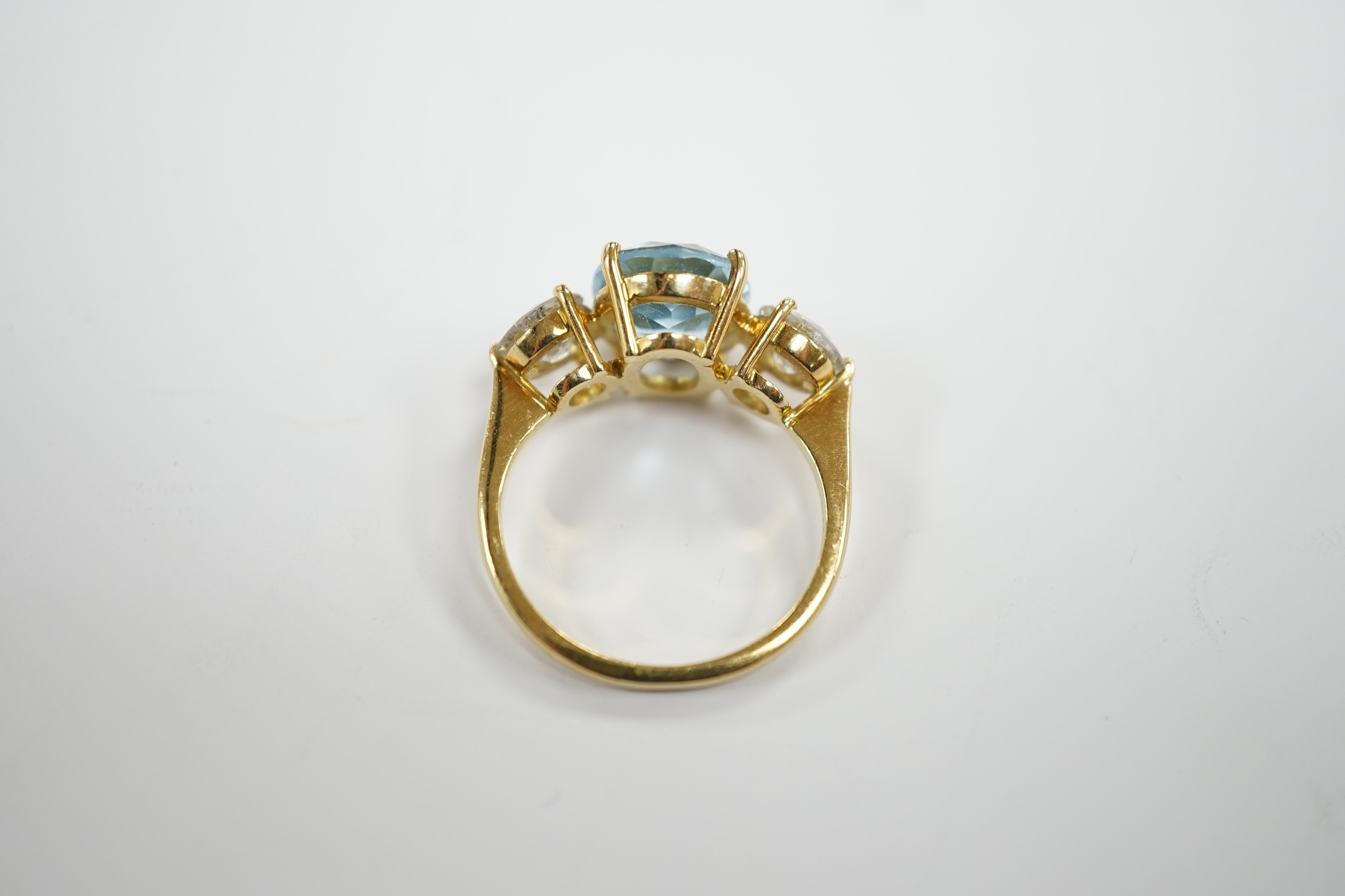 A modern 18ct gold, single stone oval cut aquamarine and two stone round brilliant cut diamond set - Image 4 of 4