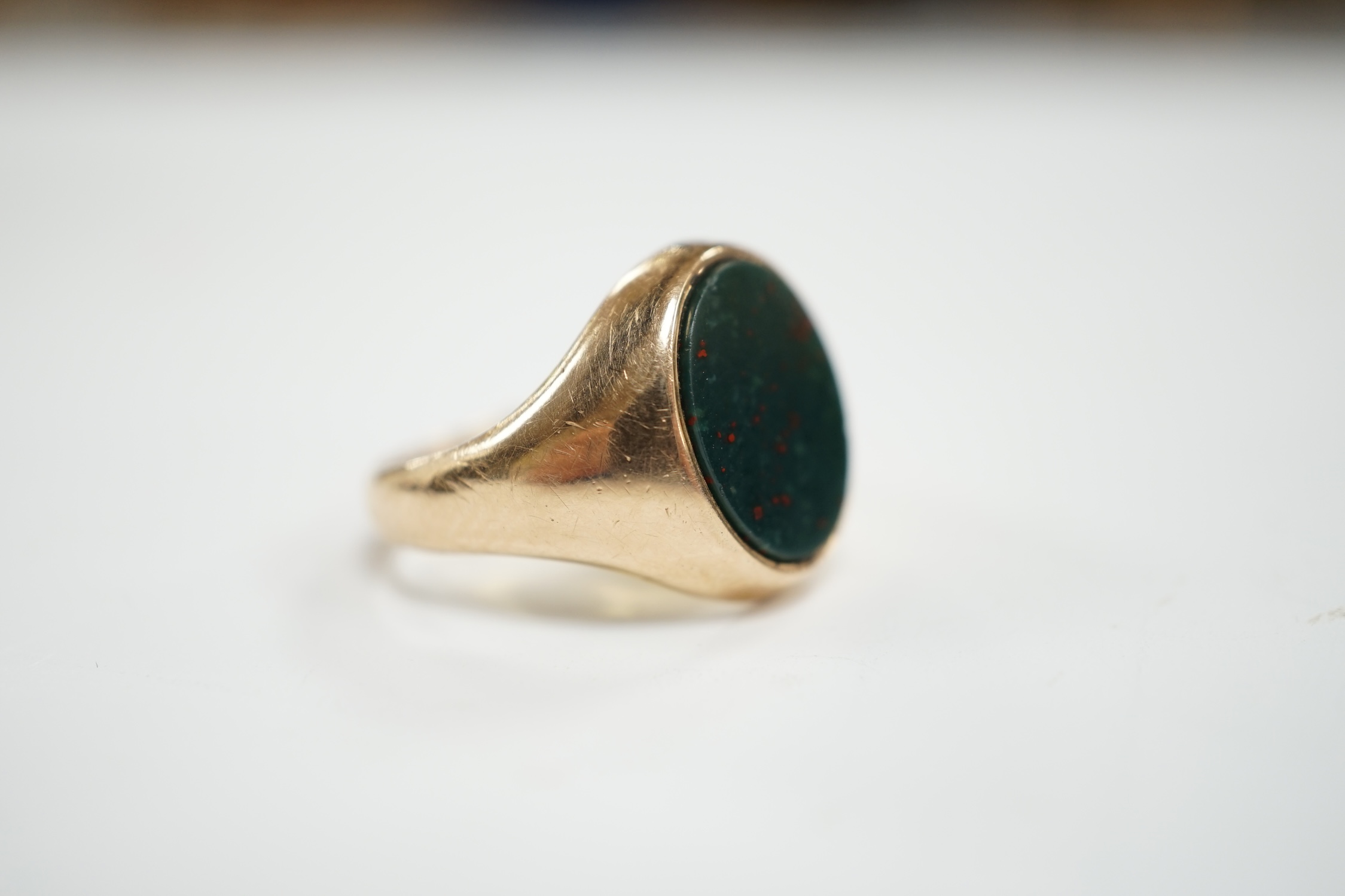 An early 20th century 15ct gold and oval cut bloodstone set signet ring, size O, gross weight 4.6 - Image 3 of 5