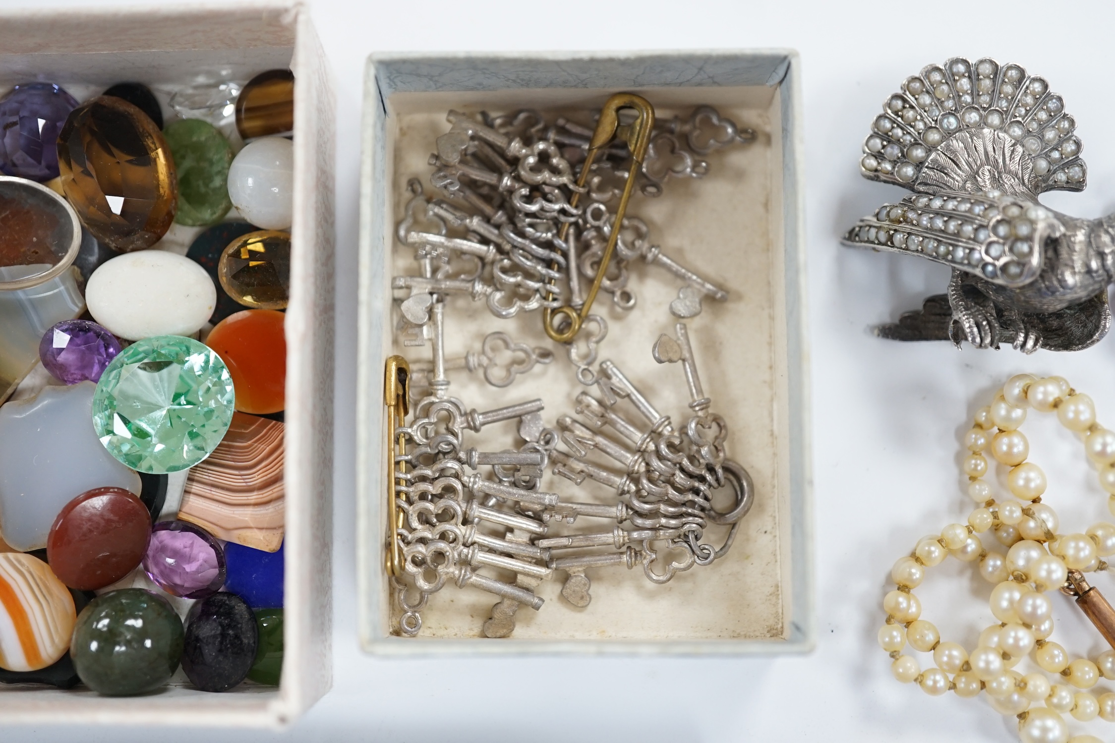 A quantity of assorted jewellery, including garner bead necklace(a.f.), unmounted stones including - Image 3 of 9