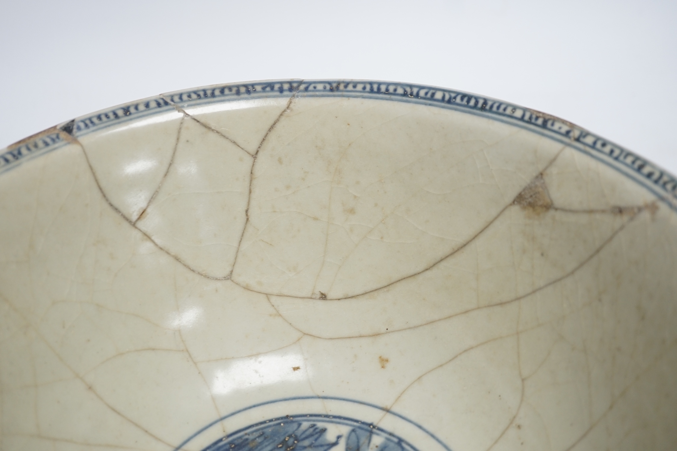 A Chinese Swatow blue and white basin, 16th / 17th century, 28cm diameter - Image 5 of 6