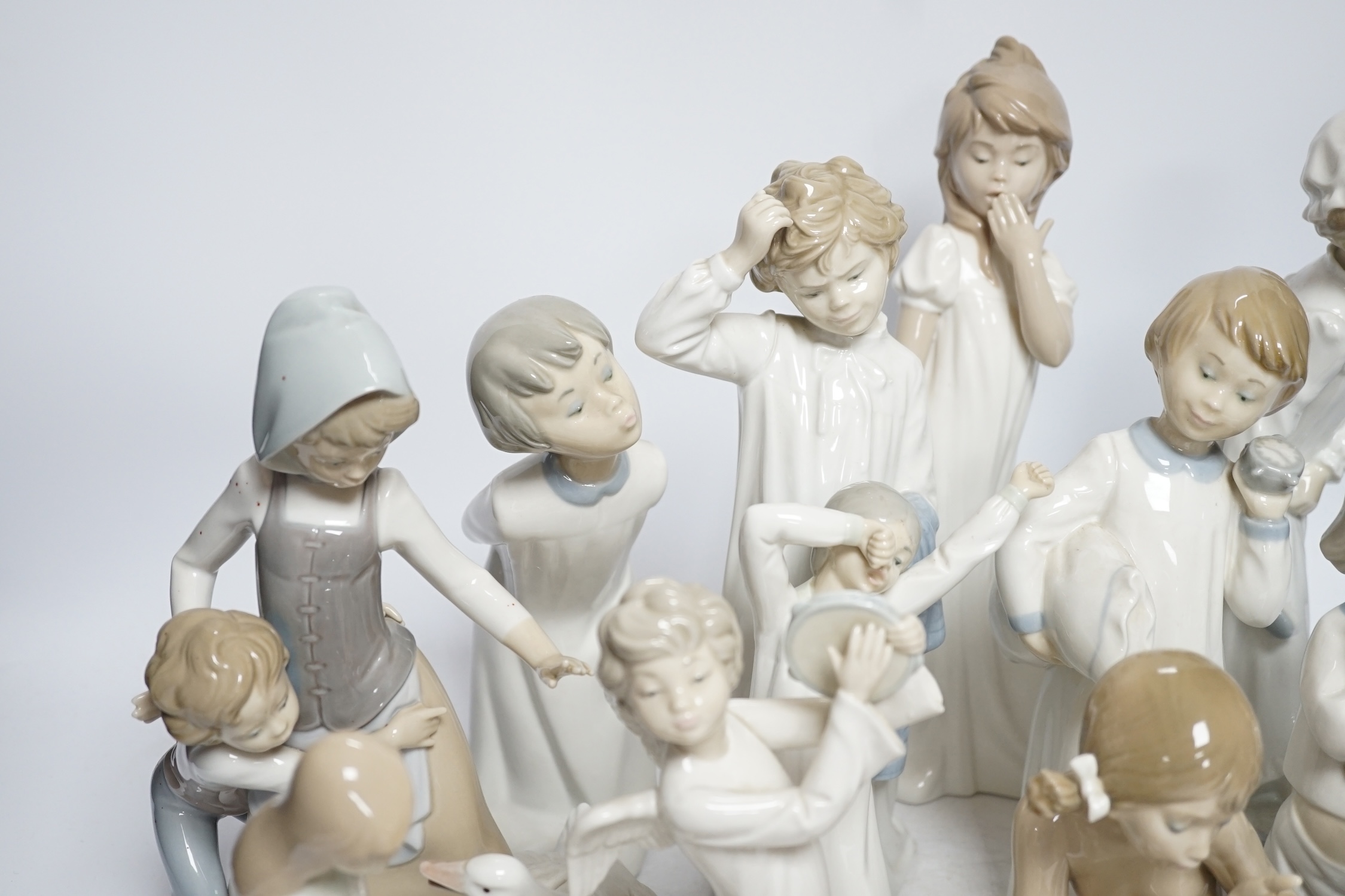 A group of various Lladro figures (16 + plaque) - Image 5 of 7