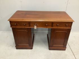 A Victorian mahogany pedestal kneehole dressing table, width 118cm, depth 55cm, height 76cm