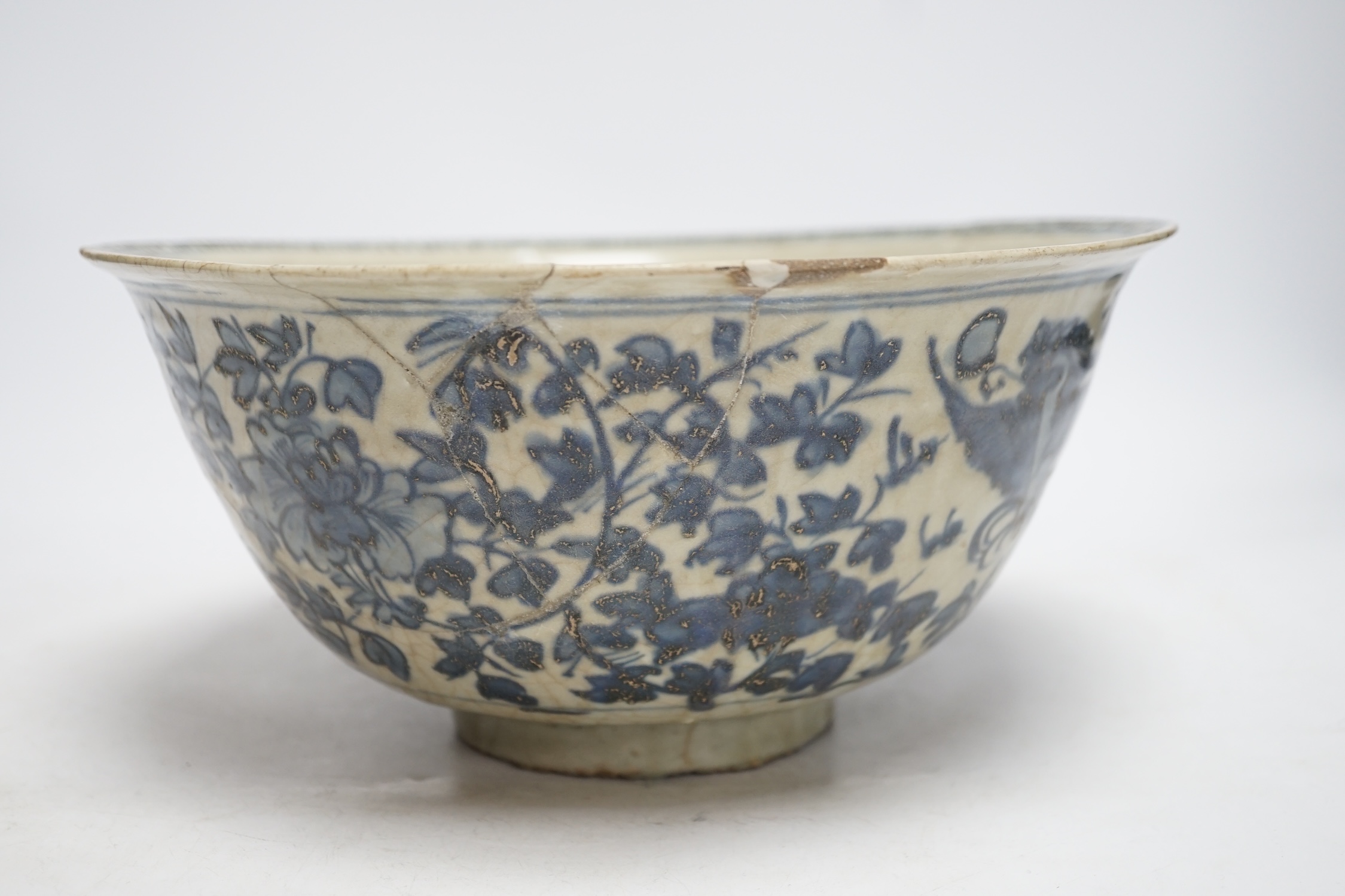 A Chinese Swatow blue and white basin, 16th / 17th century, 28cm diameter - Image 3 of 6