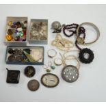 A quantity of assorted jewellery, including garner bead necklace(a.f.), unmounted stones including