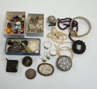 A quantity of assorted jewellery, including garner bead necklace(a.f.), unmounted stones including
