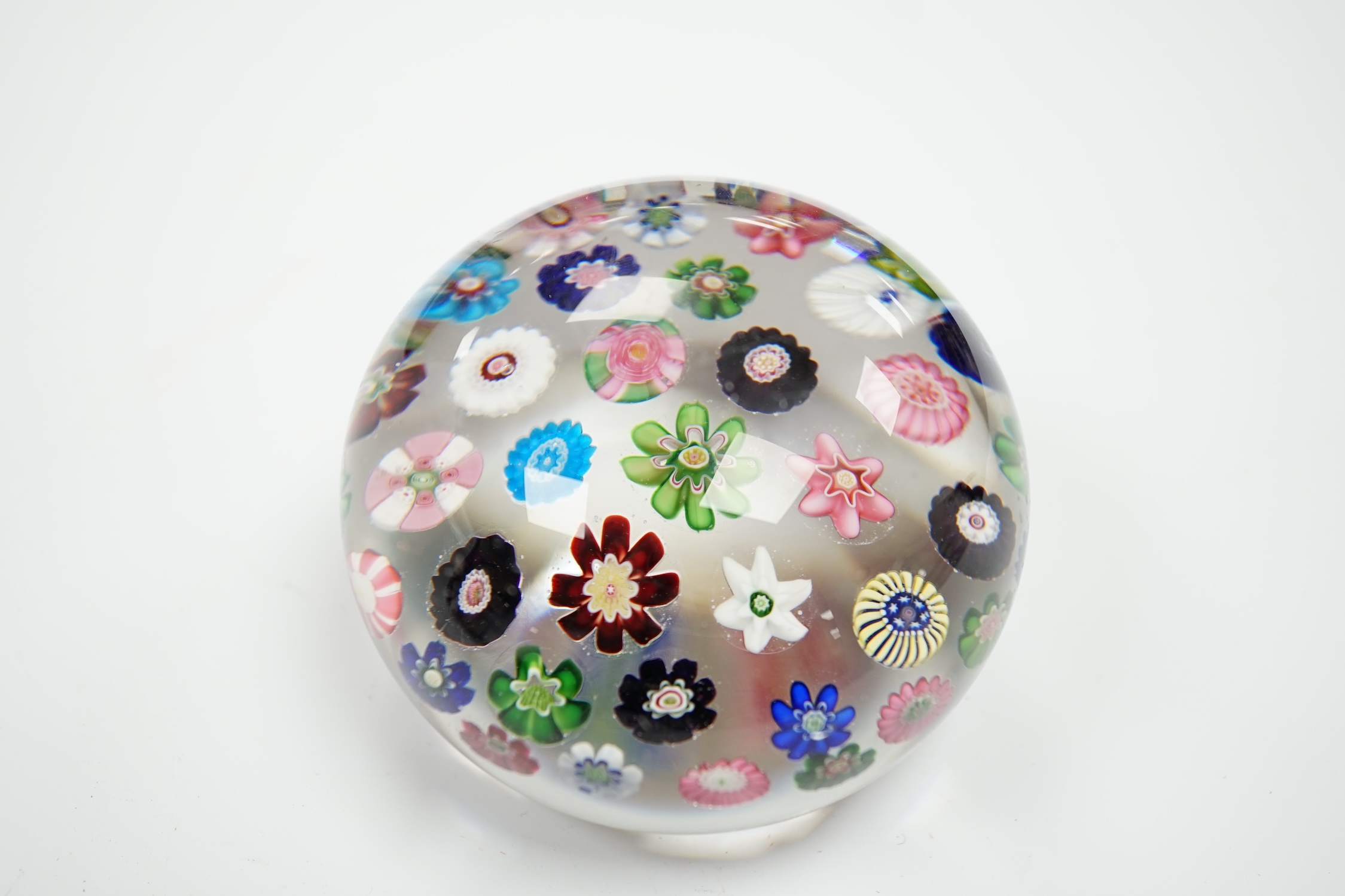A Clichy glass roses paperweight, 8cm in diameter - Image 3 of 4