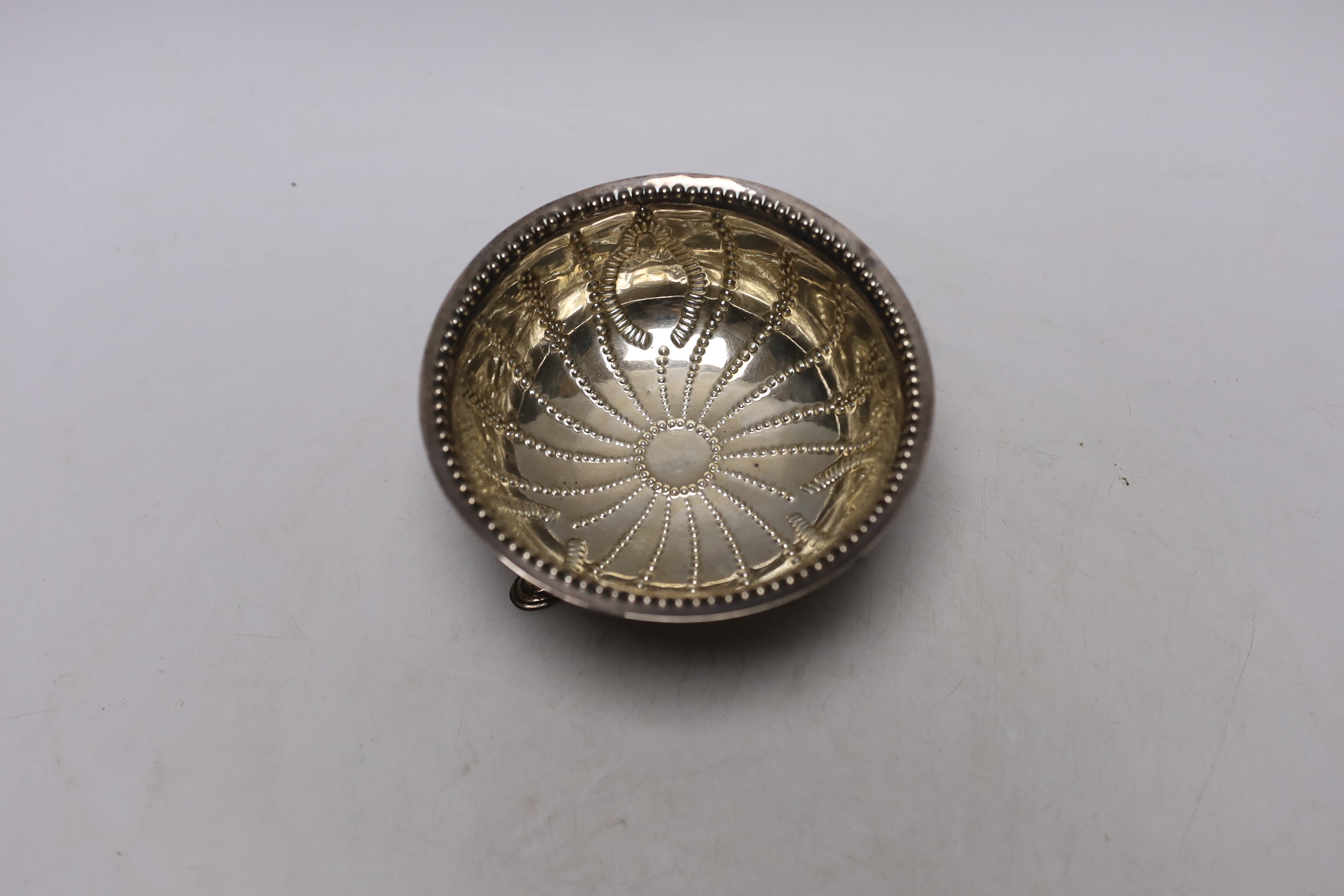 A late Victorian Irish silver sugar bowl, John Smyth, Dublin, 1894, diameter, 12.4cm, 4.5oz. - Image 3 of 4