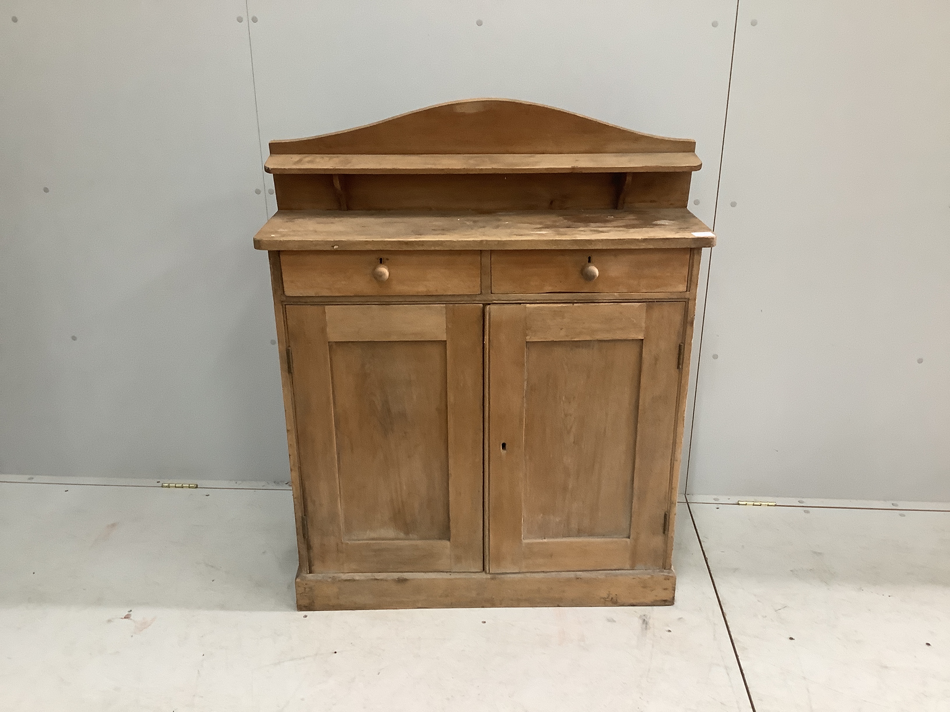 A Victorian pine chiffonier, width 95cm, depth 29cm, height 116cm