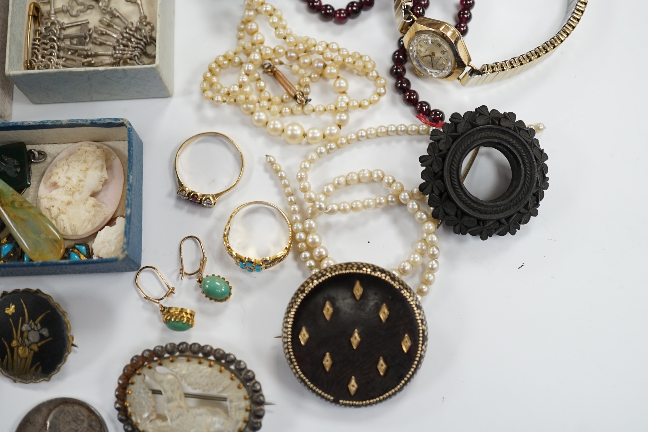 A quantity of assorted jewellery, including garner bead necklace(a.f.), unmounted stones including - Image 8 of 9