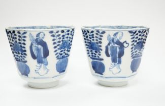 A pair of Chinese blue and white cups, 19th century, 7.5cm