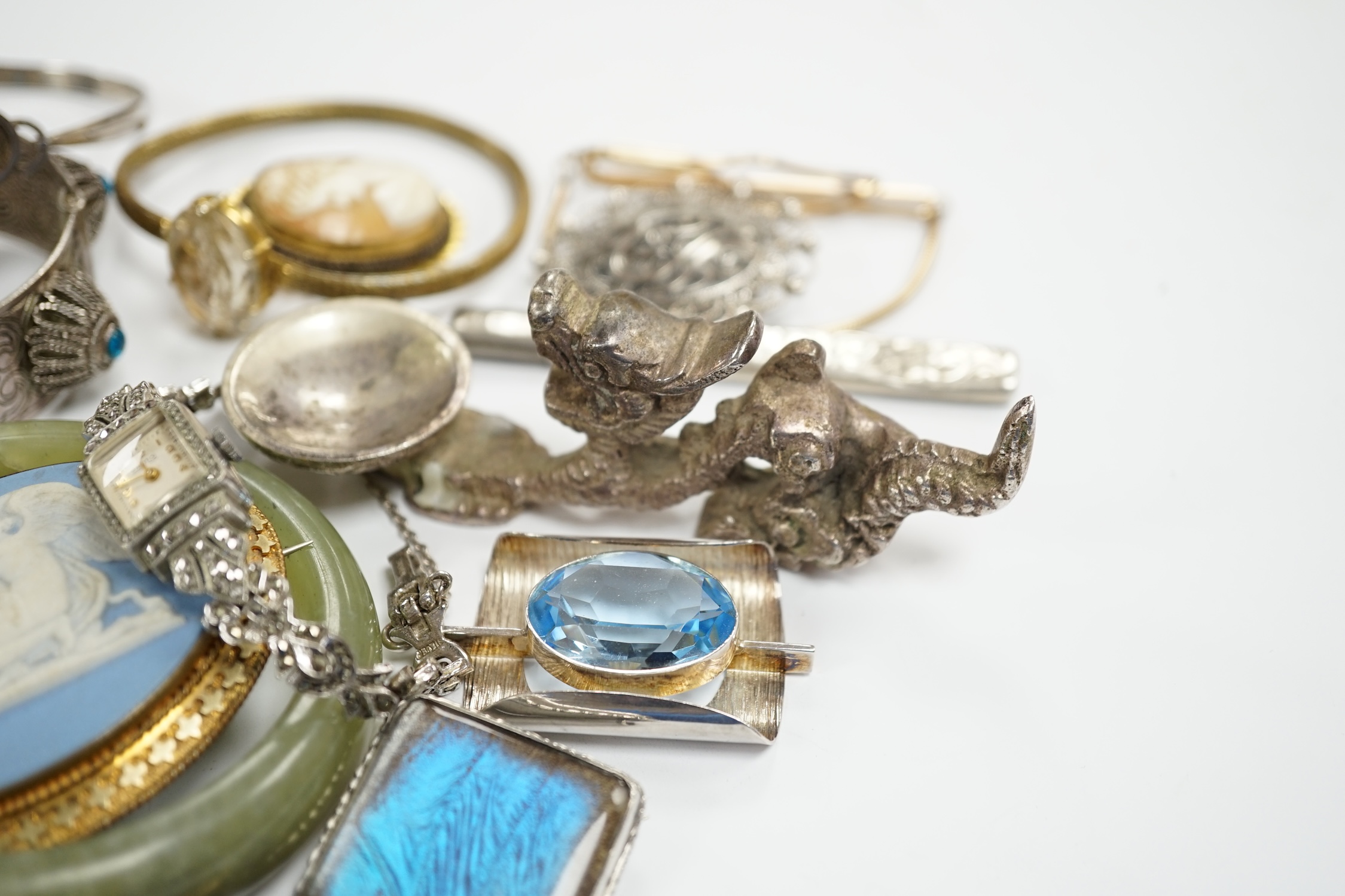 A collection of white metal and mixed costume jewellery, including bracelets, necklaces, bangles etc - Image 4 of 6