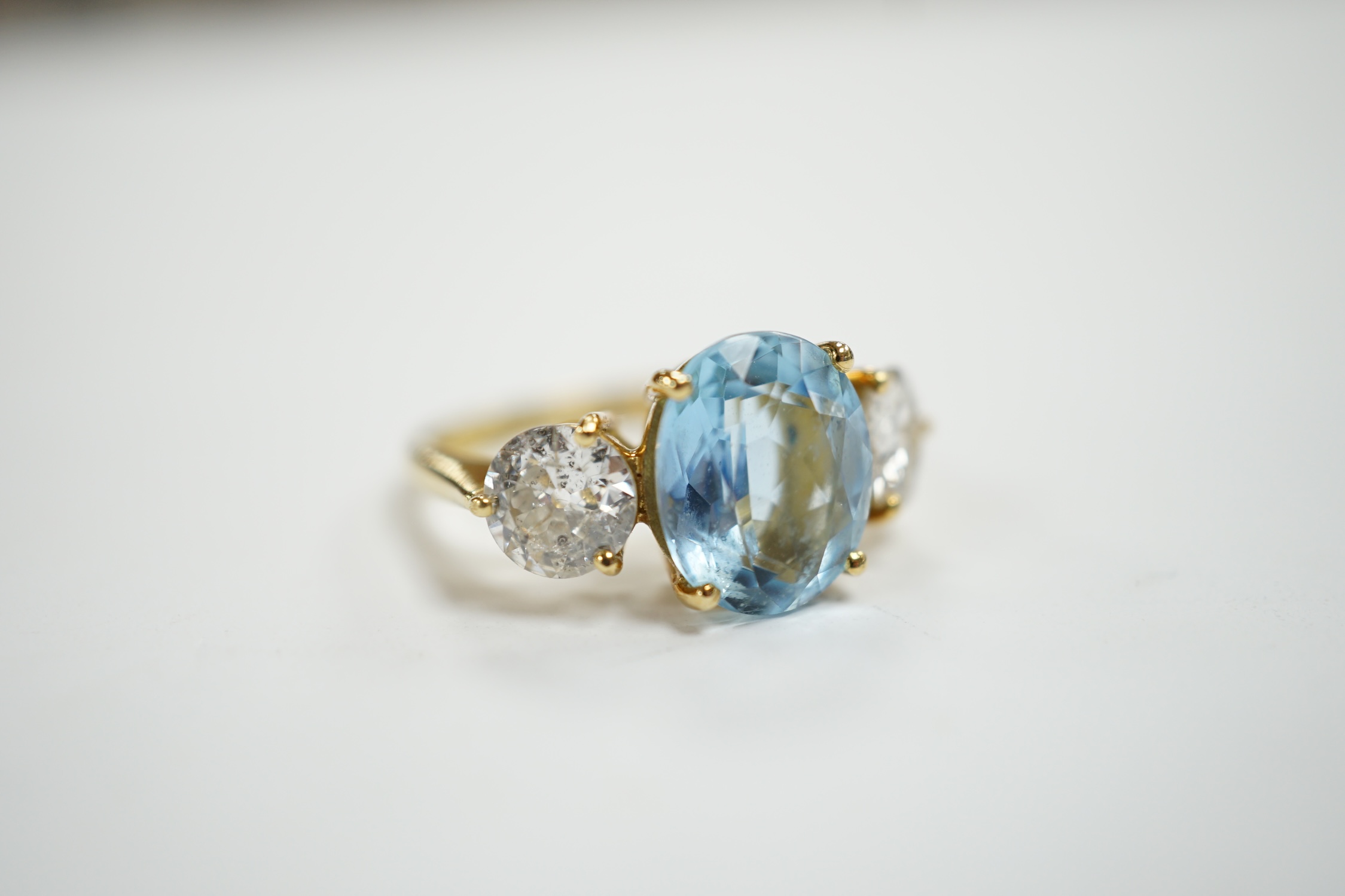A modern 18ct gold, single stone oval cut aquamarine and two stone round brilliant cut diamond set - Image 3 of 4