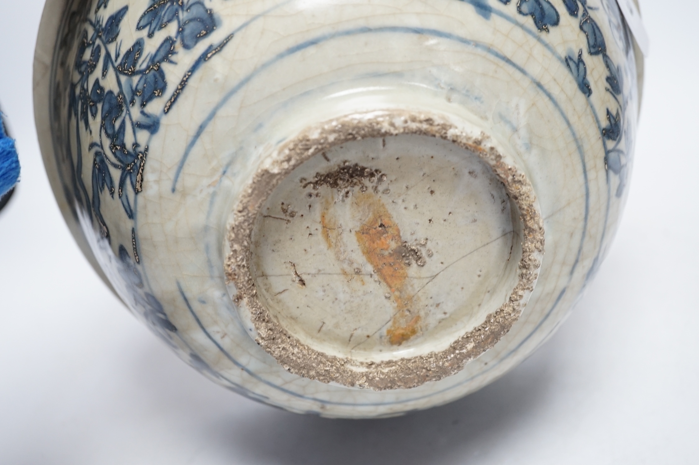 A Chinese Swatow blue and white basin, 16th / 17th century, 28cm diameter - Image 6 of 6