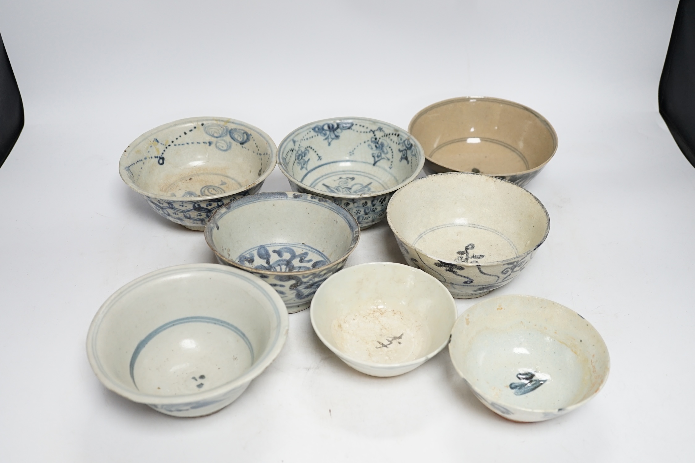 A group of eight Chinese Ming blue and white bowls, 16th/17th century, largest 15.5cm diameter - Image 2 of 3