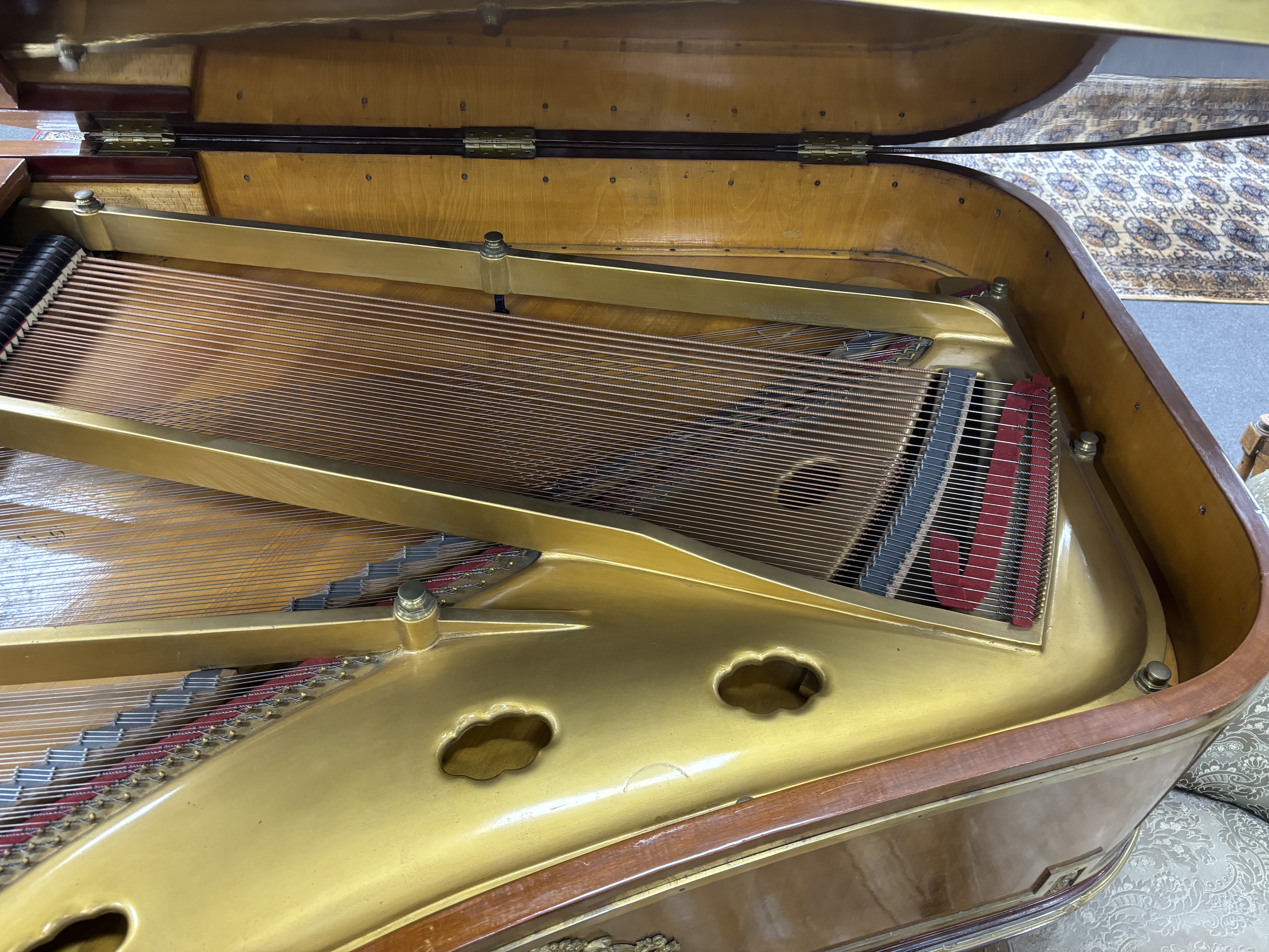 An Erard Louis XVI style mahogany and ormolu mounted boudoir grand piano, c1910 (ivory keys), length - Bild 6 aus 6
