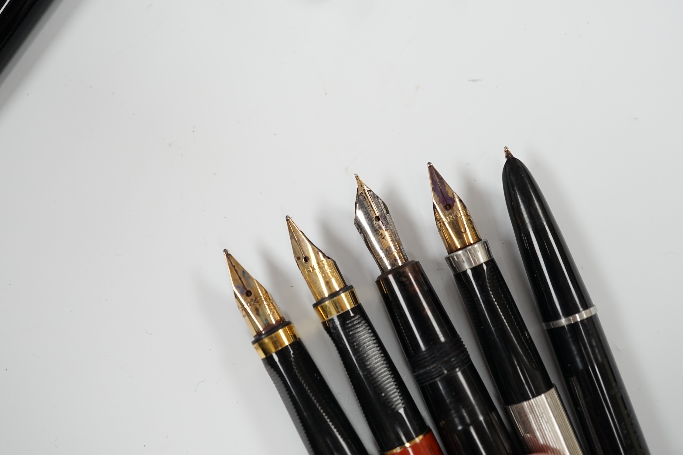 A Parker white metal fountain pen and four other Parker fountain pens, the vendor being an ex-Parker - Image 2 of 4