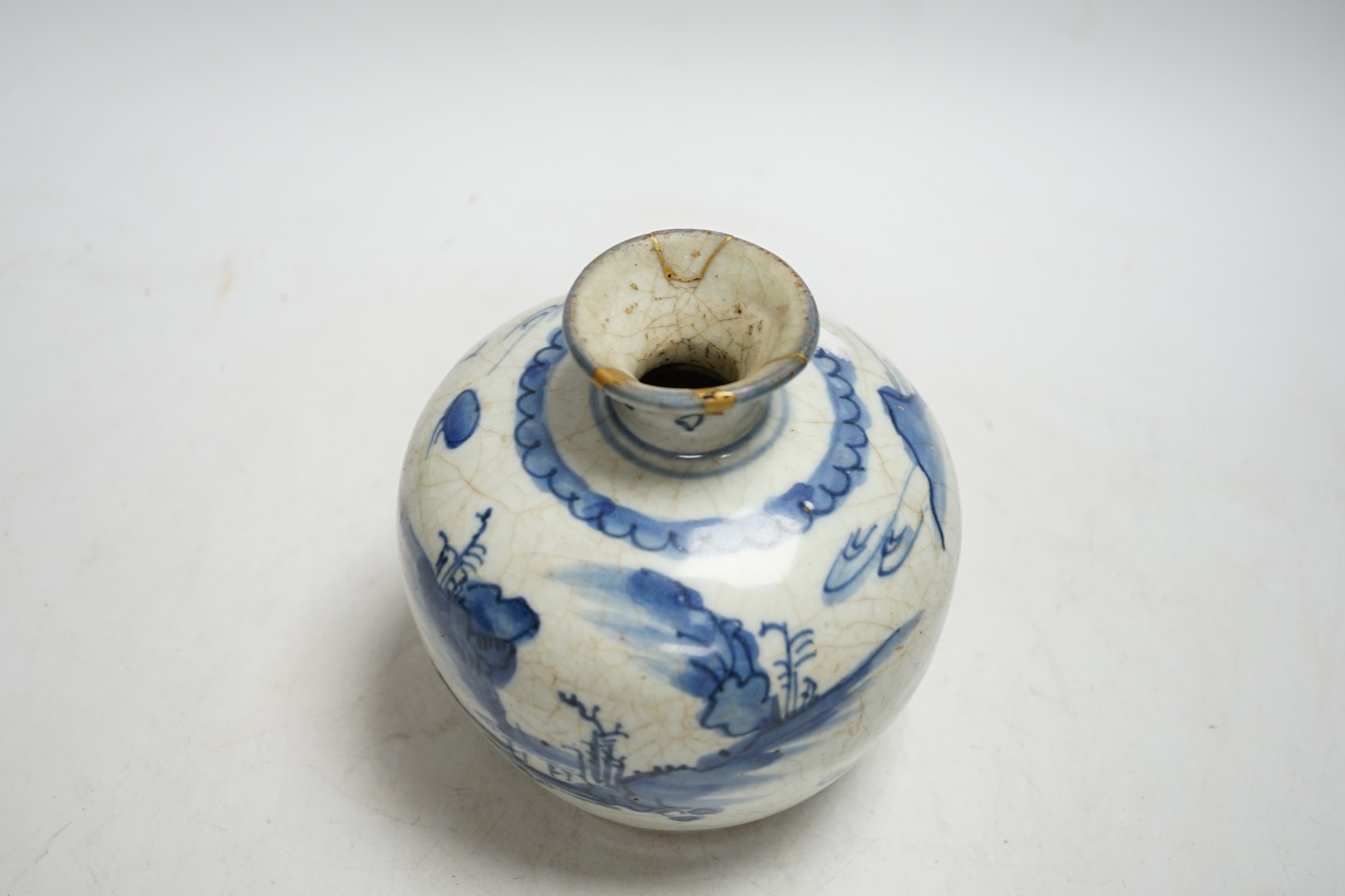 A Chinese late Ming blue and white jar, 14cm - Image 3 of 4