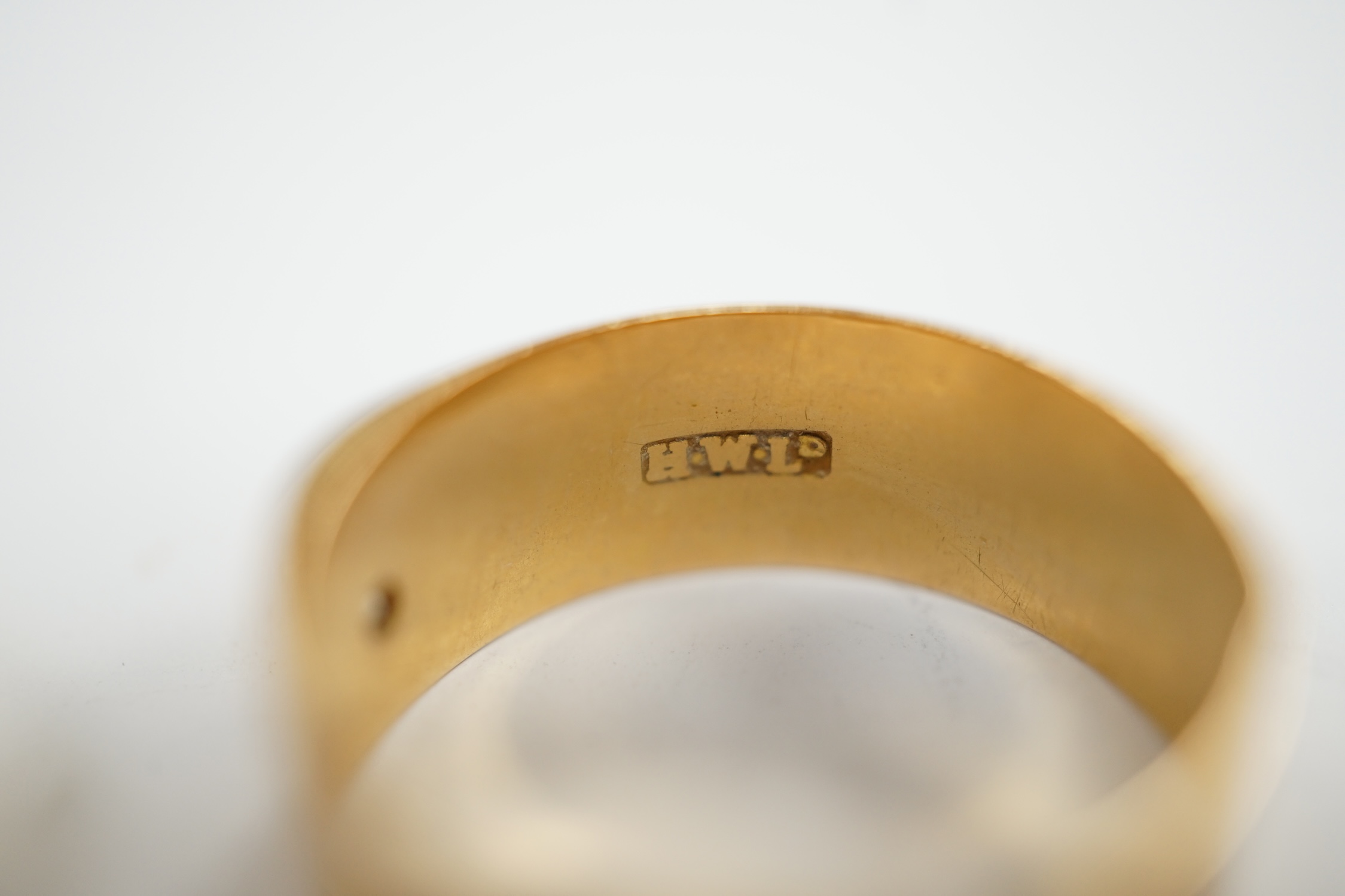 Two 18ct gold wedding bands, one hallmarked for London, 1918, 7.7 grams. - Image 3 of 5