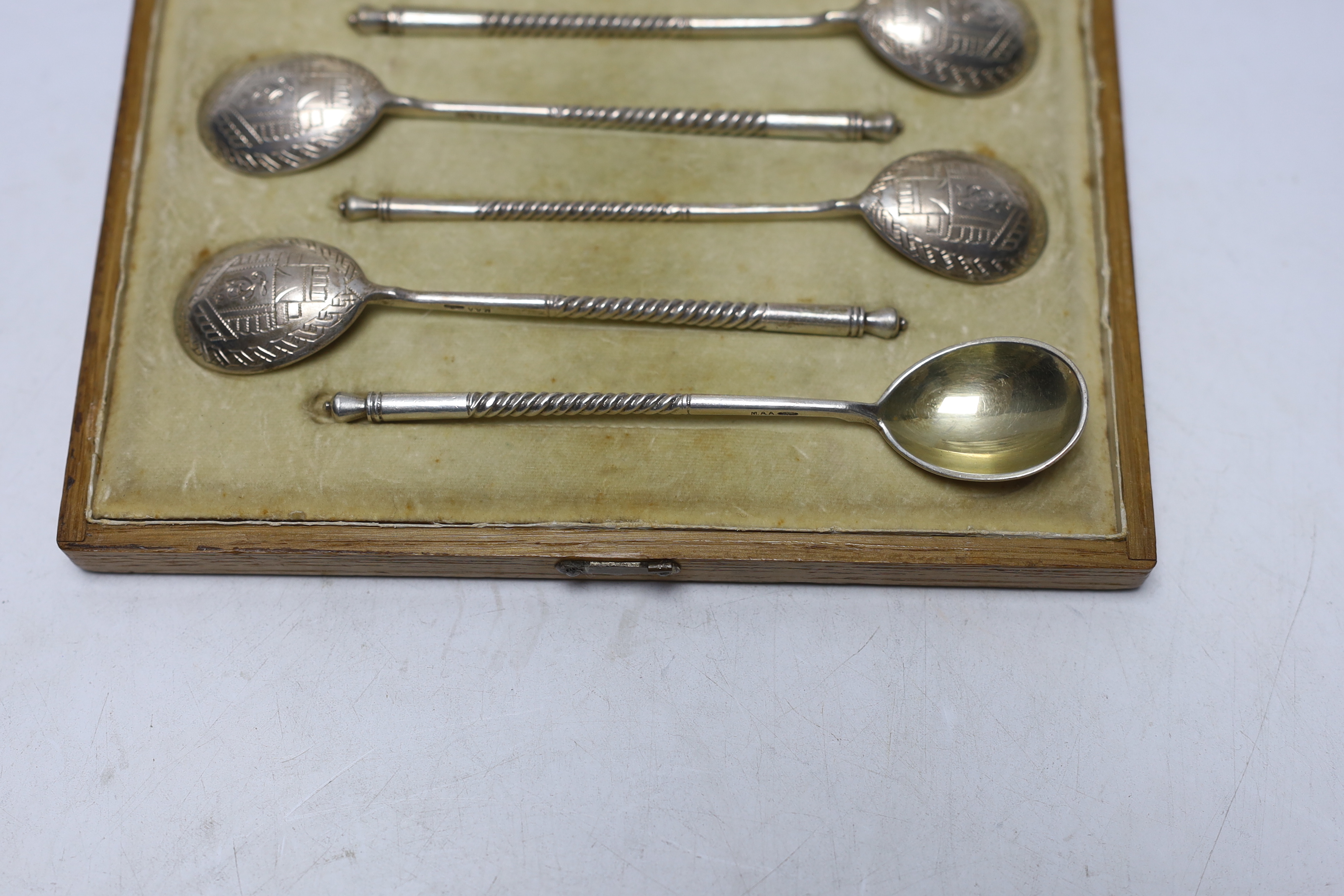 A cased set of six late 19th/early 20th century Russian 84 zolotnik teaspoons with engraved bowls, - Image 4 of 4