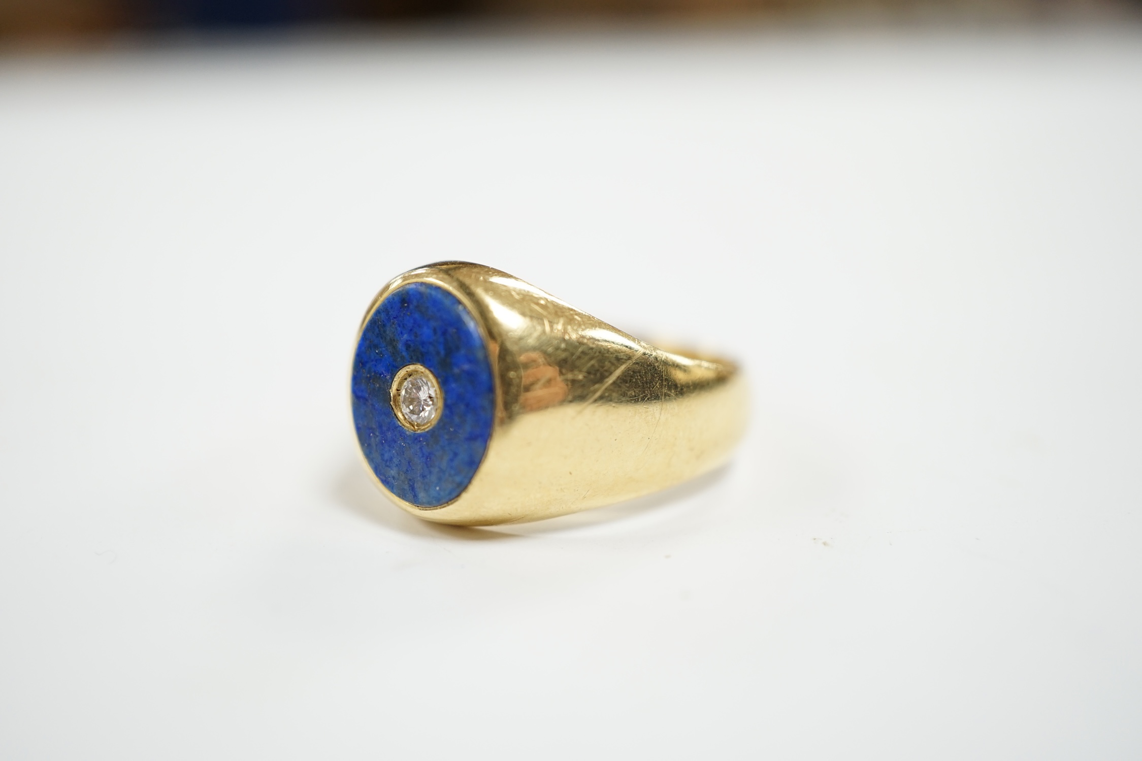 A mid to late 20th century Italian 750 yellow metal and oval lapis lazuli set signet ring, with - Image 3 of 5