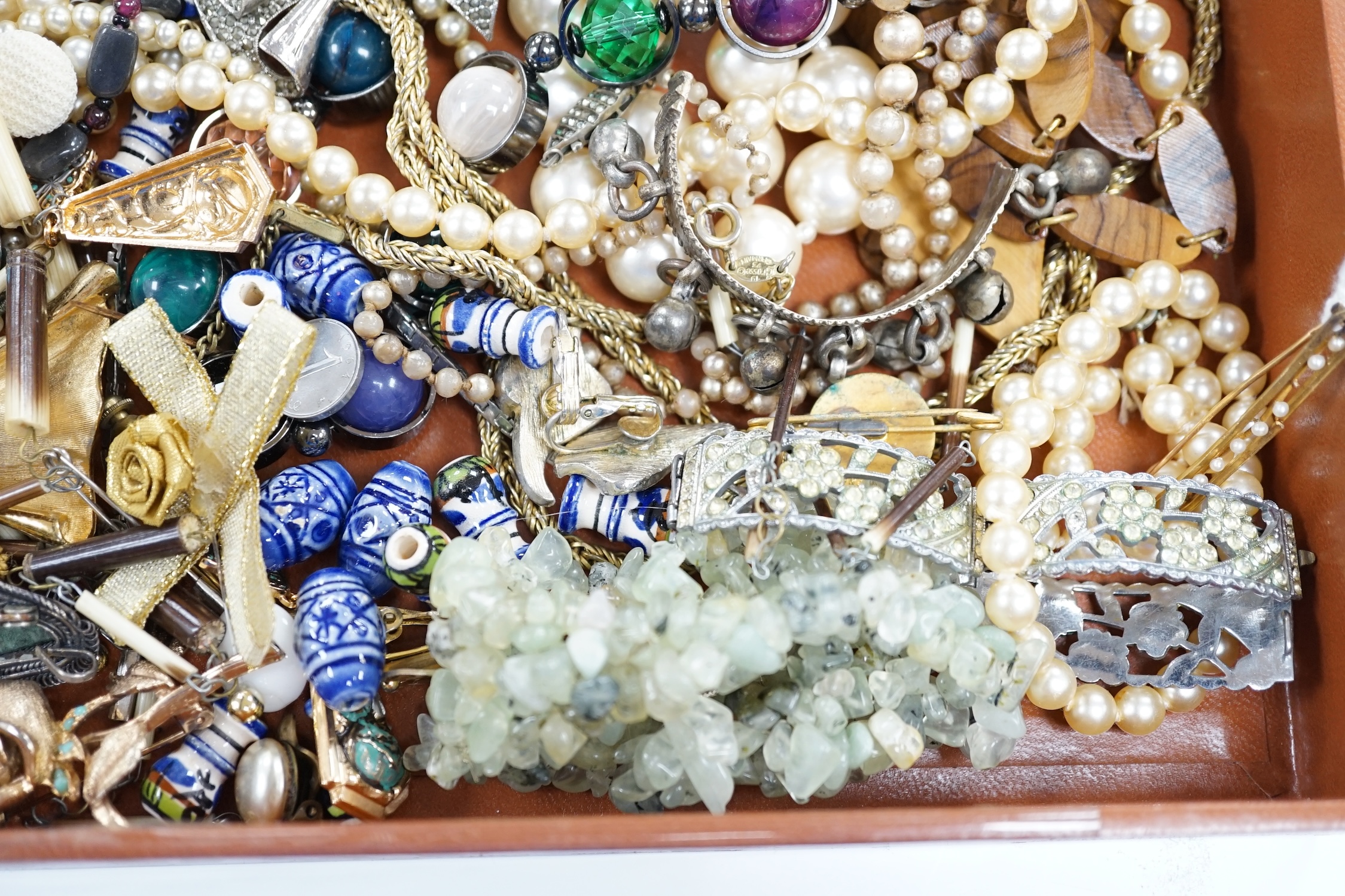 A quantity of assorted costume jewellery, including agate necklace and yellow metal and seed pearl - Image 4 of 7