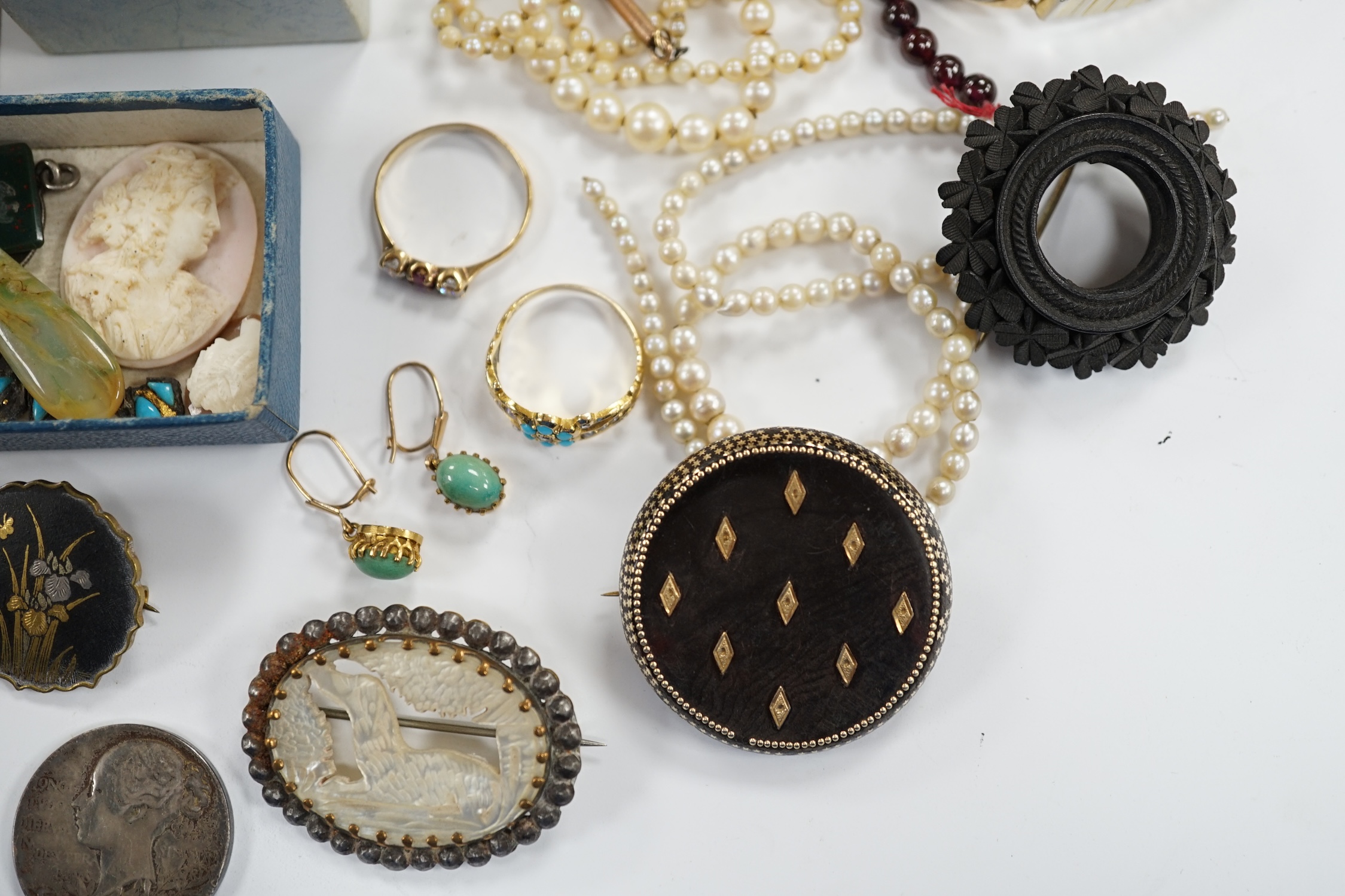 A quantity of assorted jewellery, including garner bead necklace(a.f.), unmounted stones including - Image 7 of 9