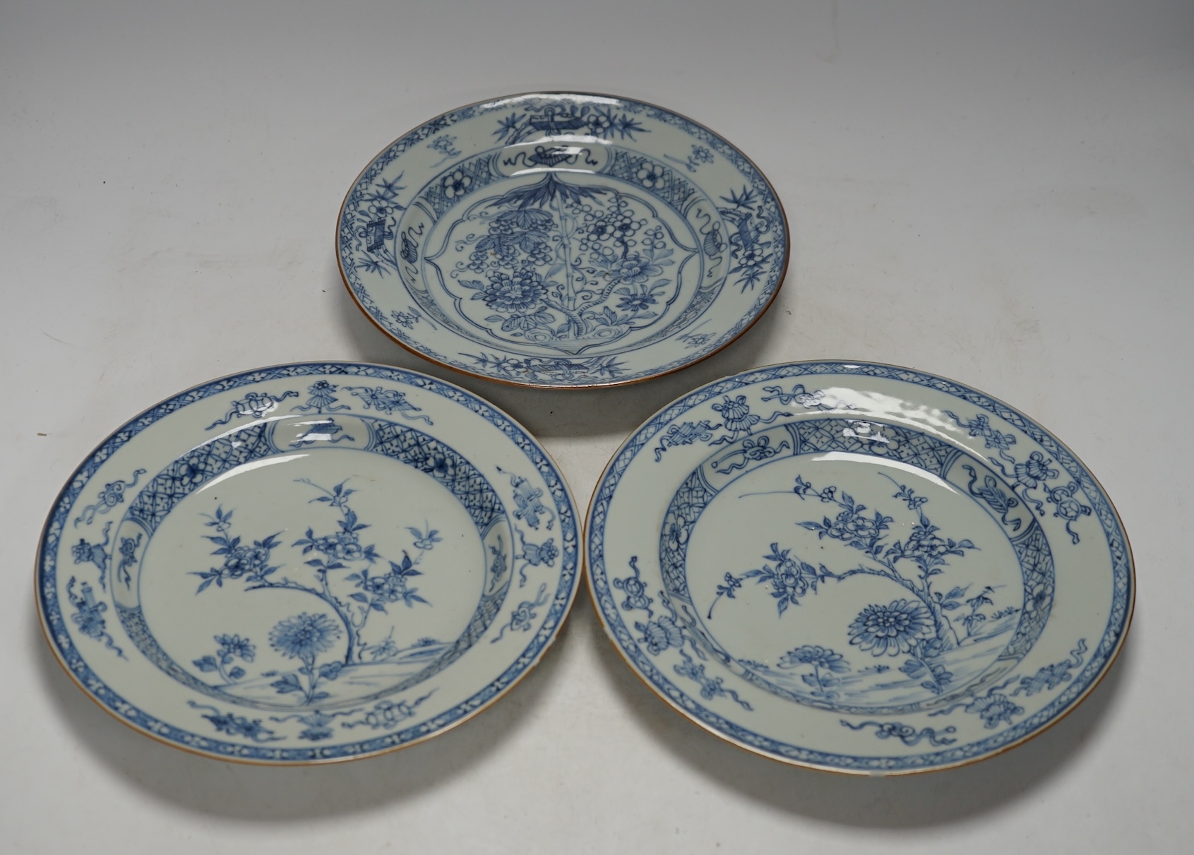 Three Chinese blue and white plates, Yongzheng-Qianlong, 23cm diameter