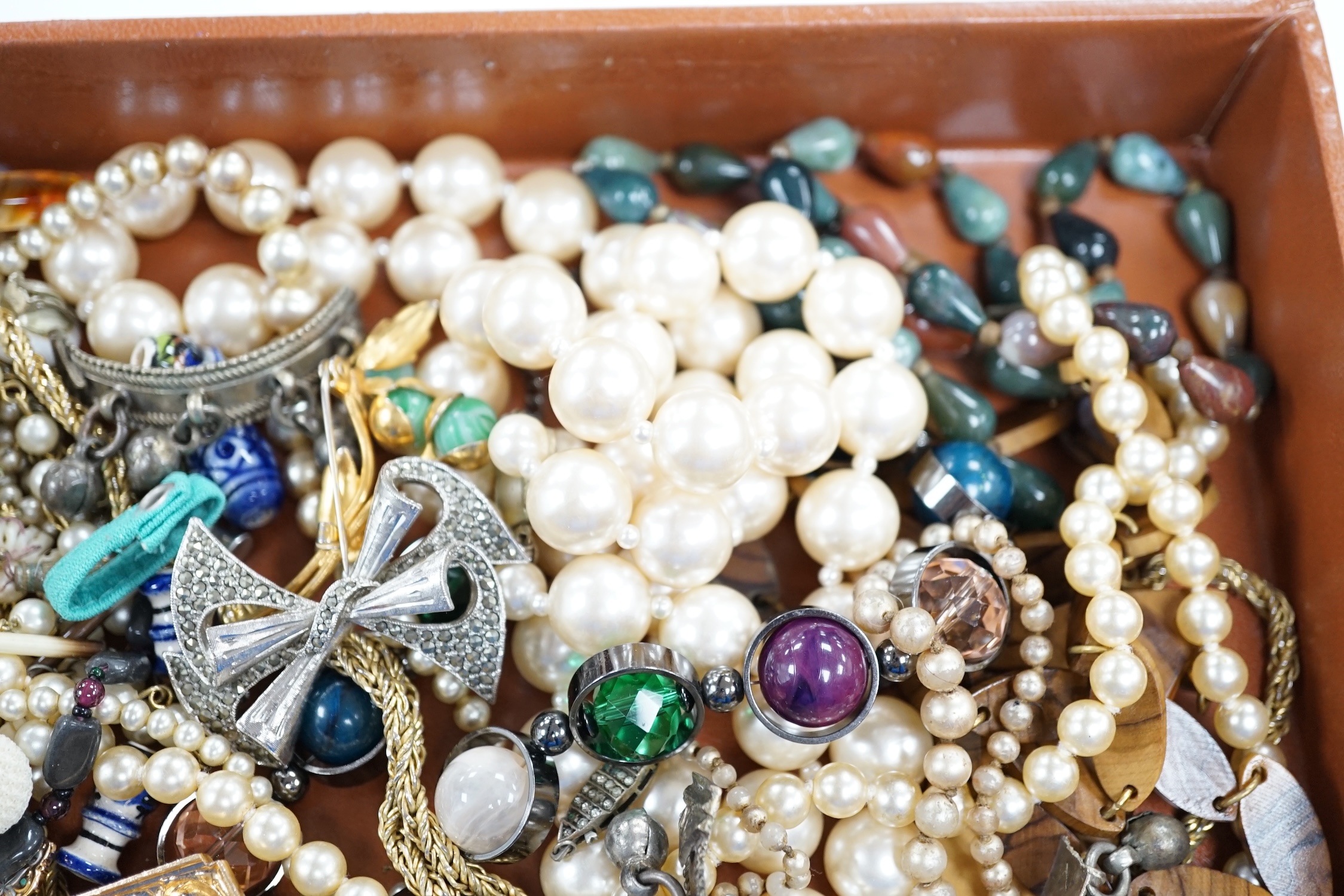 A quantity of assorted costume jewellery, including agate necklace and yellow metal and seed pearl - Image 2 of 7